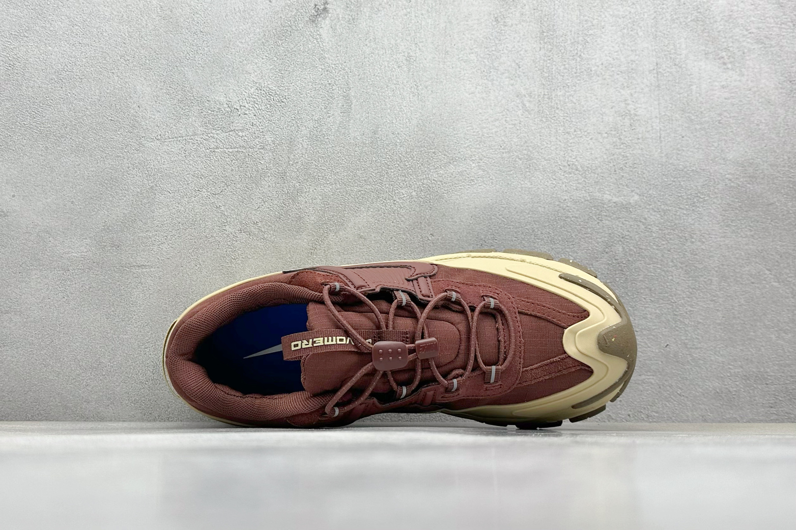  
Nike Zoom Vomero Roam 5 Roam
复古五代休闲运动慢跑鞋
简洁设计 功能性强