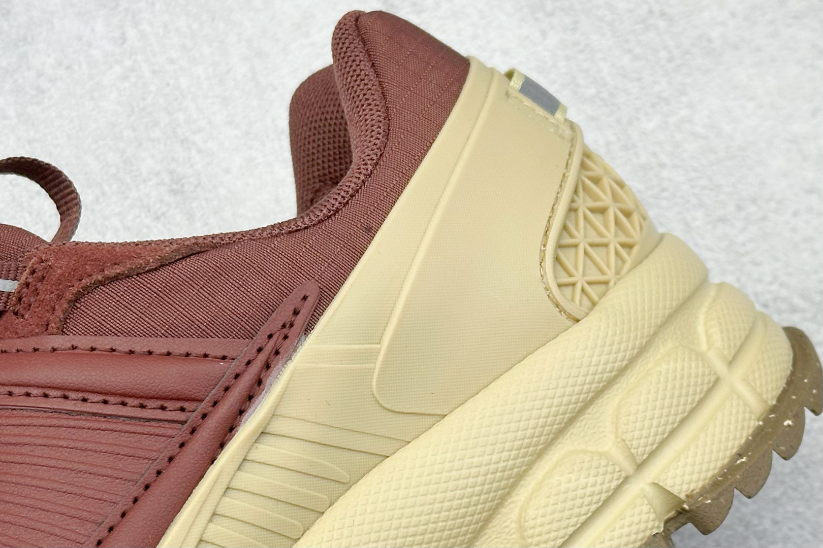  
Nike Zoom Vomero Roam 5 Roam
复古五代休闲运动慢跑鞋
简洁设计 功能性强