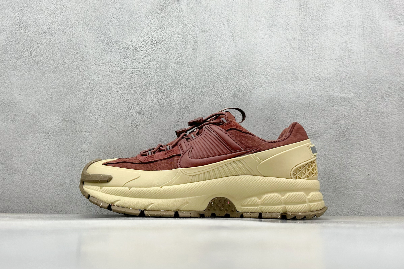  
Nike Zoom Vomero Roam 5 Roam
复古五代休闲运动慢跑鞋
简洁设计 功能性强