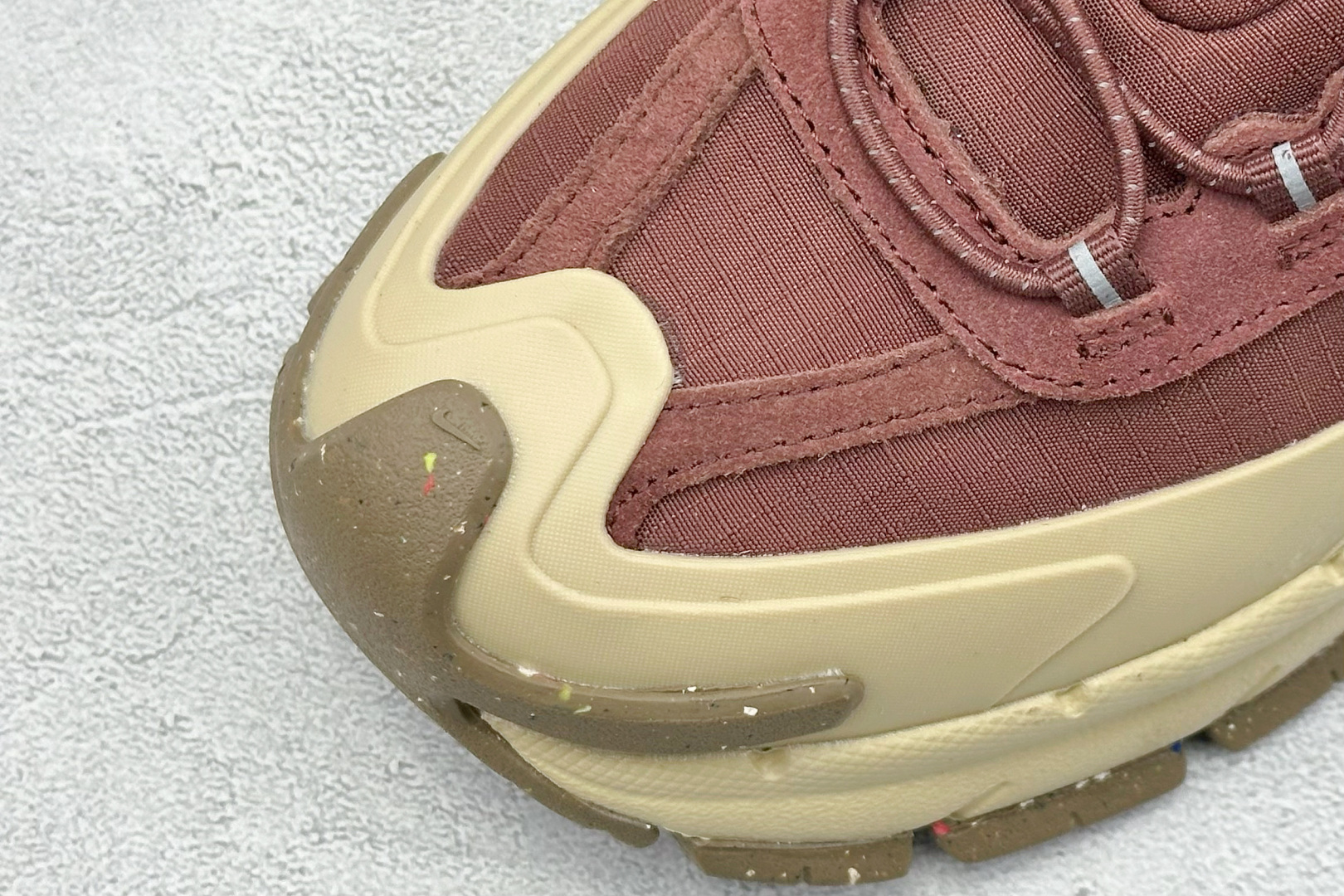  
Nike Zoom Vomero Roam 5 Roam
复古五代休闲运动慢跑鞋
简洁设计 功能性强