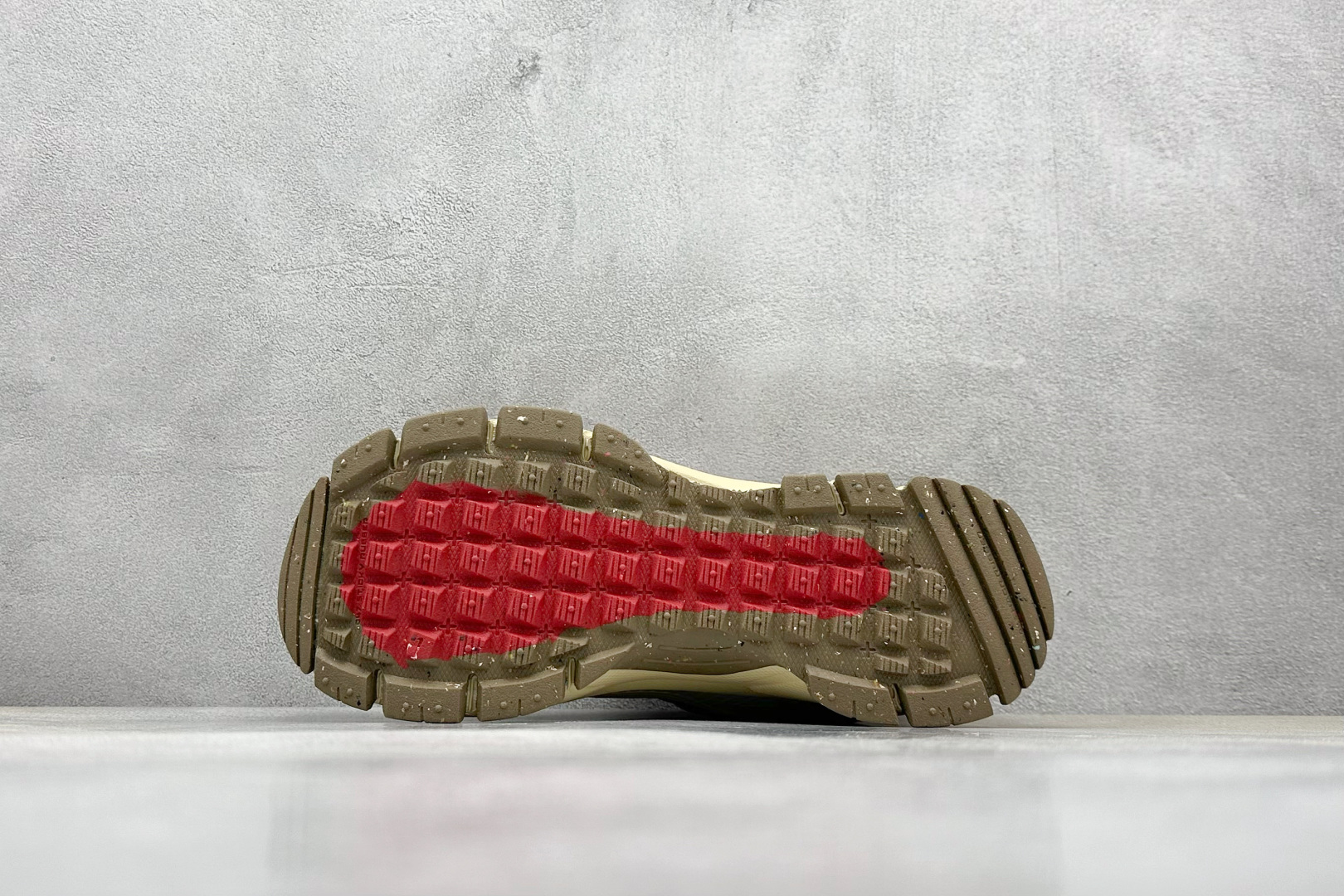  
Nike Zoom Vomero Roam 5 Roam
复古五代休闲运动慢跑鞋
简洁设计 功能性强