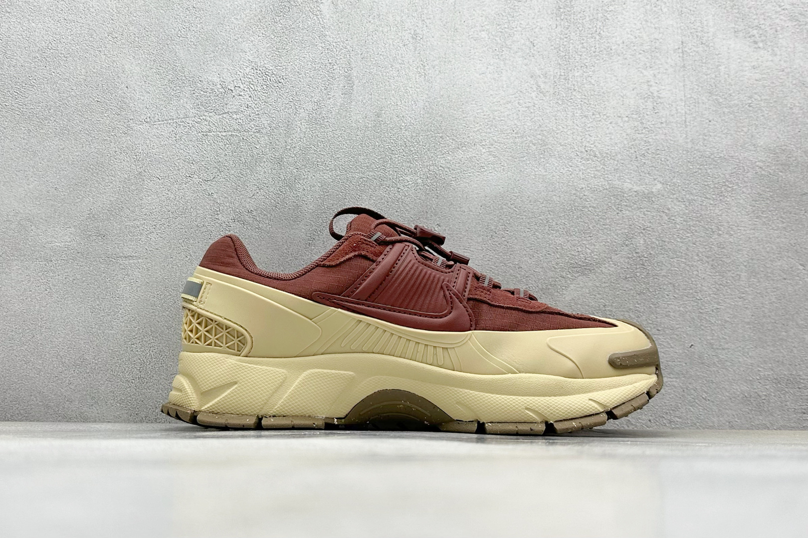  
Nike Zoom Vomero Roam 5 Roam
复古五代休闲运动慢跑鞋
简洁设计 功能性强