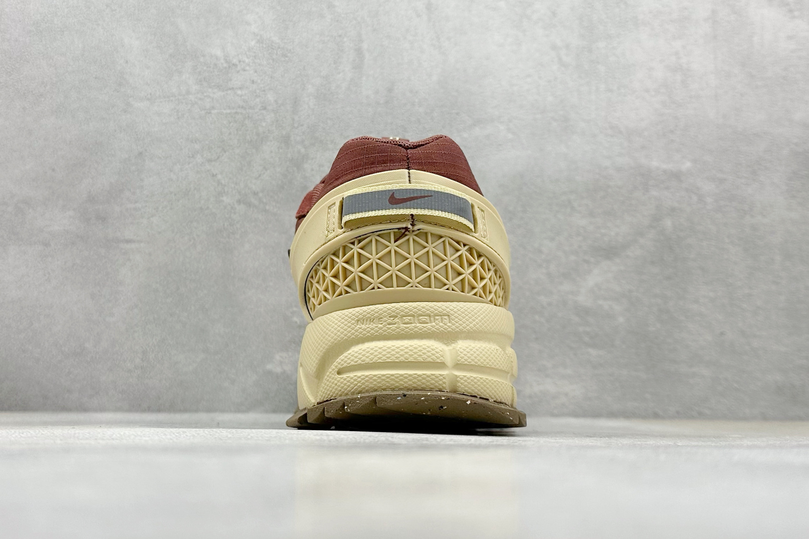  
Nike Zoom Vomero Roam 5 Roam
复古五代休闲运动慢跑鞋
简洁设计 功能性强