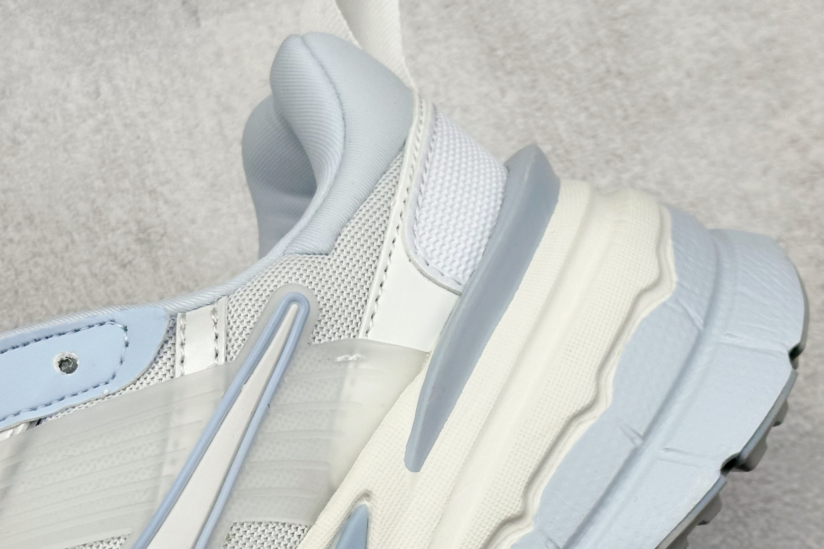  
NIKE V2K Runtekk 白天蓝
减震防滑复古低帮跑步鞋
材质上使用大面积网眼 皮革 TPU