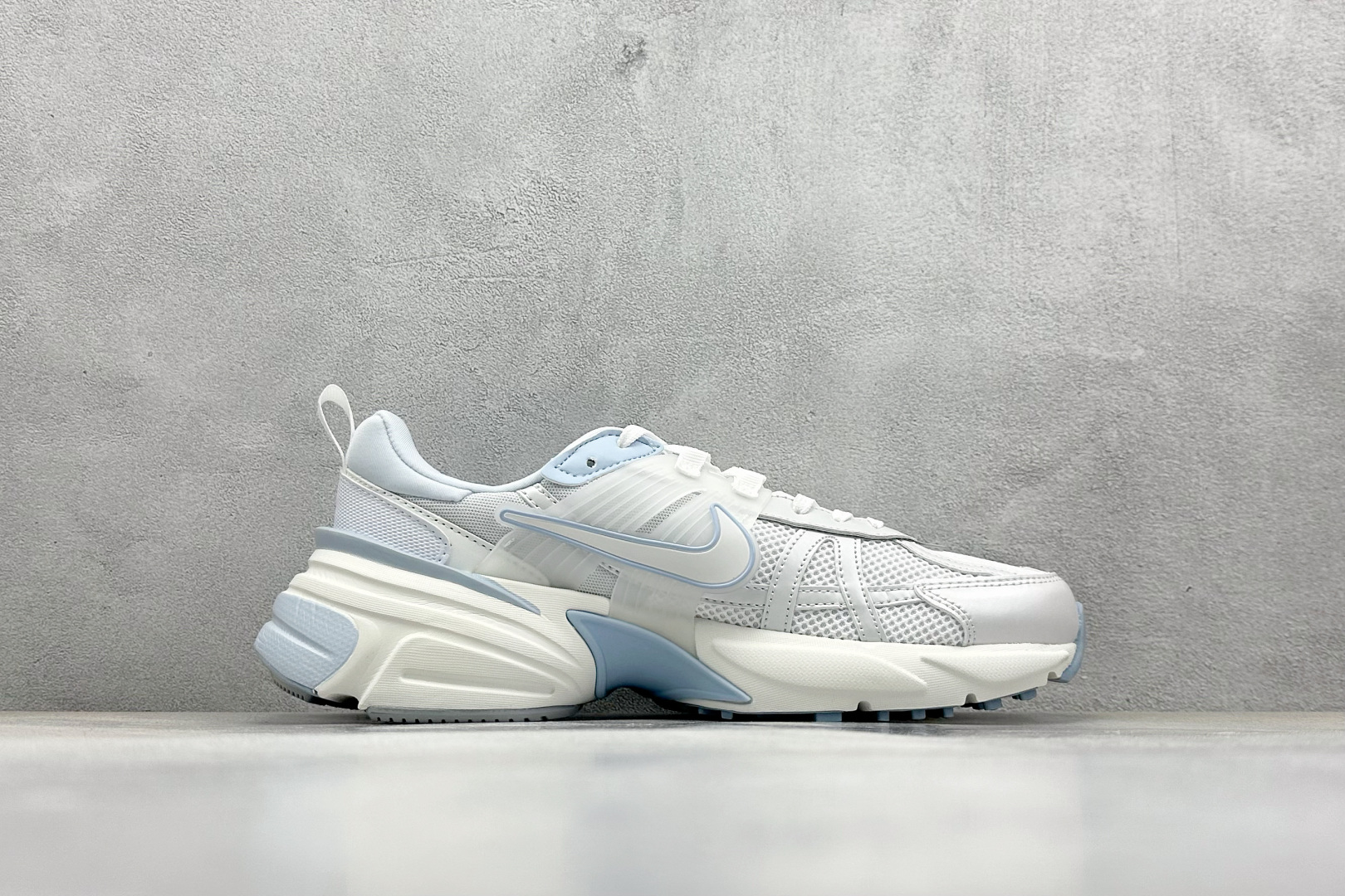  
NIKE V2K Runtekk 白天蓝
减震防滑复古低帮跑步鞋
材质上使用大面积网眼 皮革 TPU