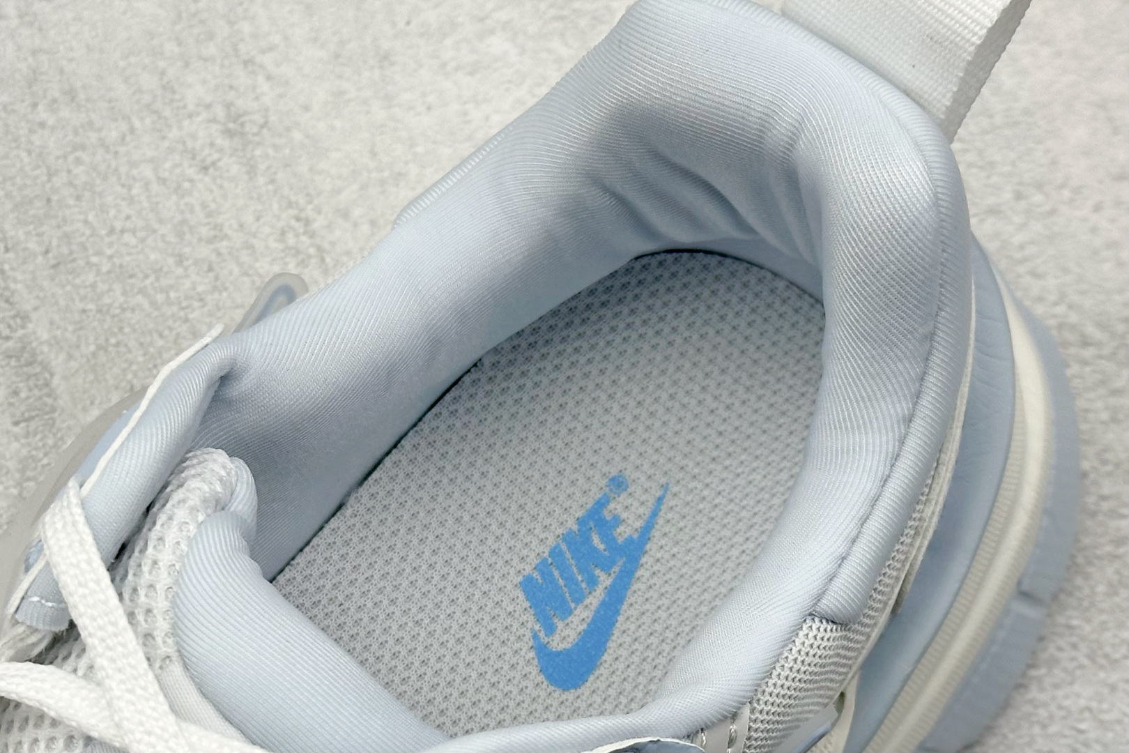  
NIKE V2K Runtekk 白天蓝
减震防滑复古低帮跑步鞋
材质上使用大面积网眼 皮革 TPU