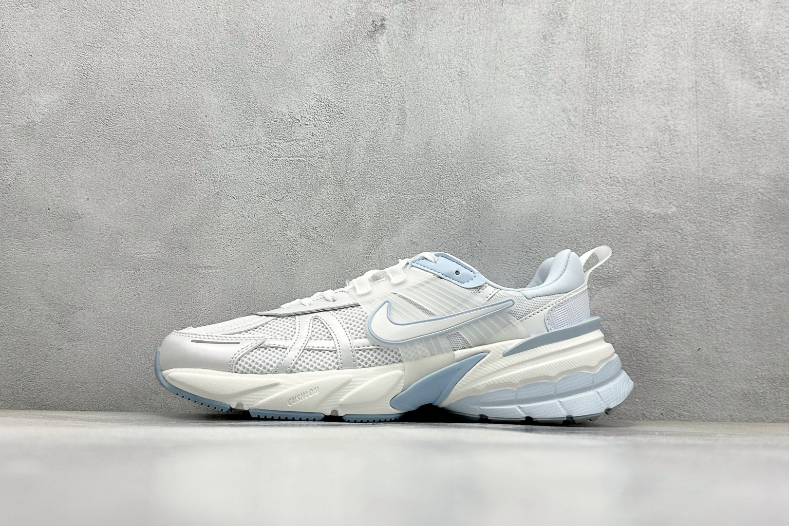 
NIKE V2K Runtekk 白天蓝
减震防滑复古低帮跑步鞋
材质上使用大面积网眼 皮革 TPU