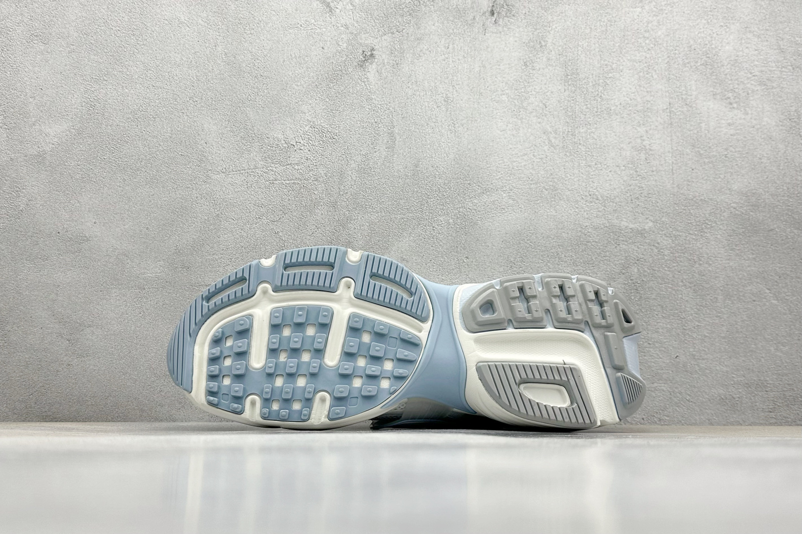  
NIKE V2K Runtekk 白天蓝
减震防滑复古低帮跑步鞋
材质上使用大面积网眼 皮革 TPU