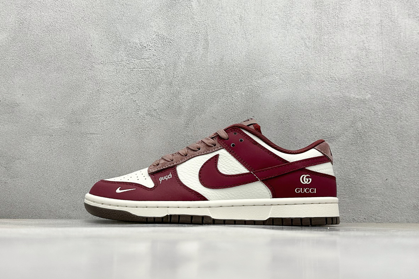  
Nike SB Dunk Low x GUCCI 酒红白小钩
纯原大厂出品 极力推荐
原装头层材料 