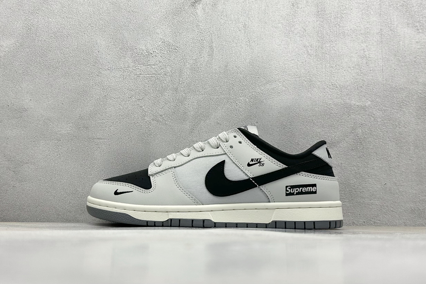 
Nike SB Dunk Low x Supreme 灰黑小钩
纯原大厂出品 极力推荐
原装头层材料