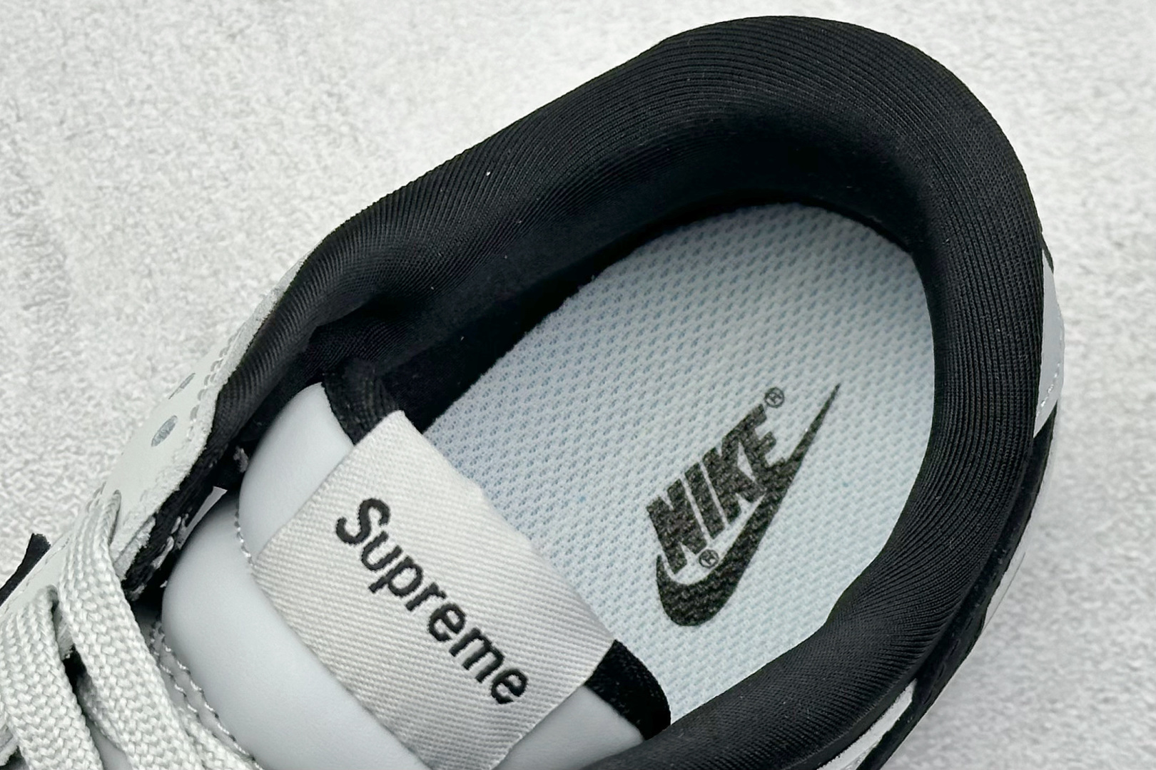  
Nike SB Dunk Low x Supreme 灰黑小钩
纯原大厂出品 极力推荐
原装头层材料