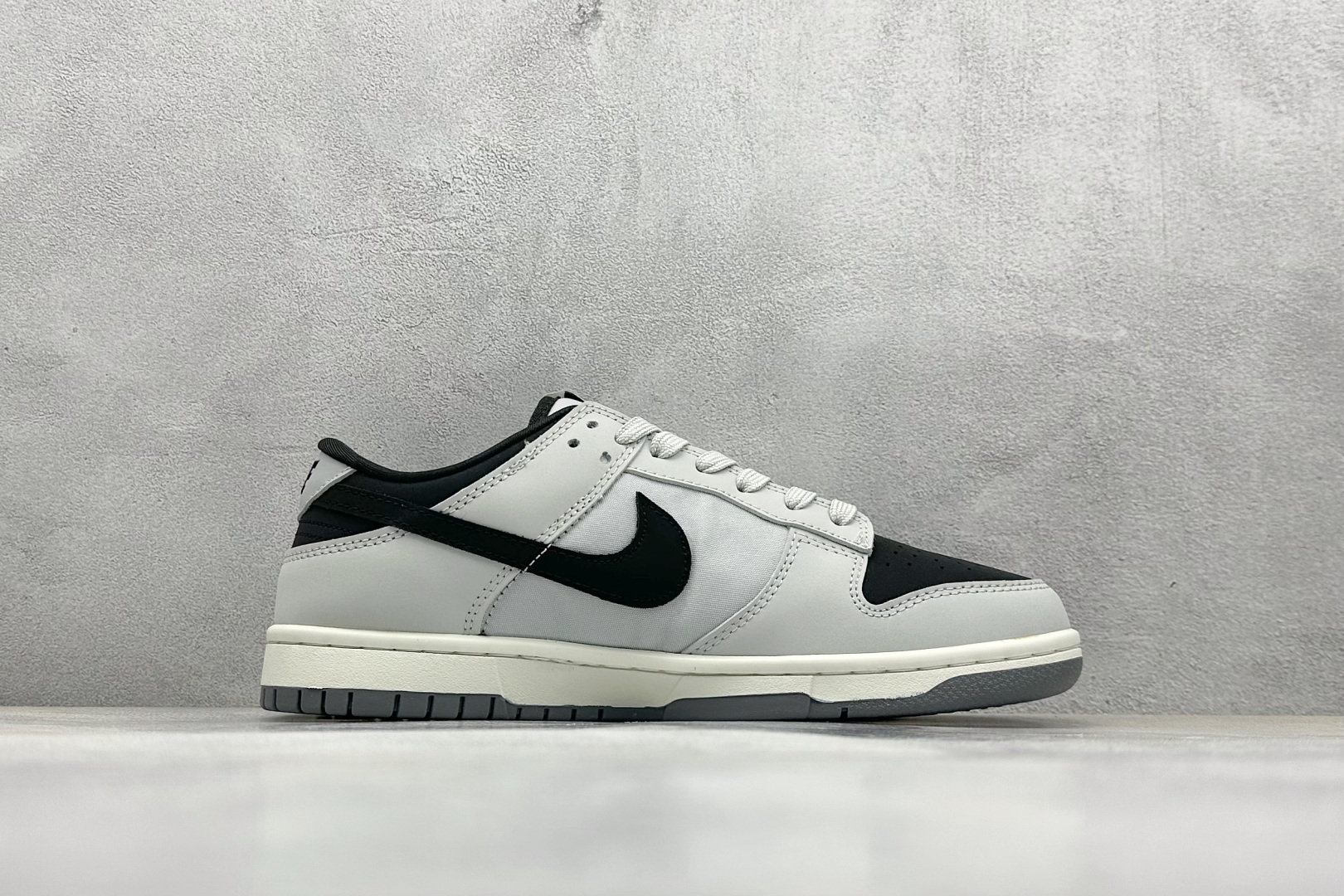 
Nike SB Dunk Low x Supreme 灰黑小钩
纯原大厂出品 极力推荐
原装头层材料