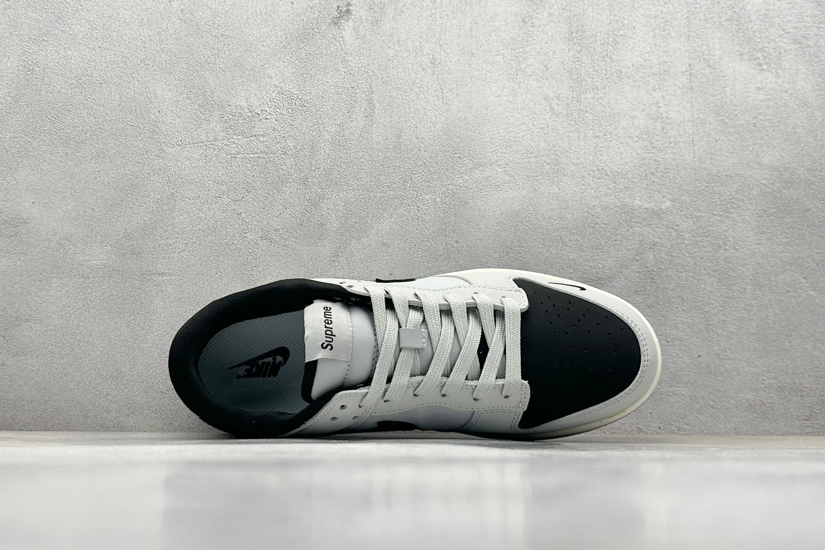  
Nike SB Dunk Low x Supreme 灰黑小钩
纯原大厂出品 极力推荐
原装头层材料
