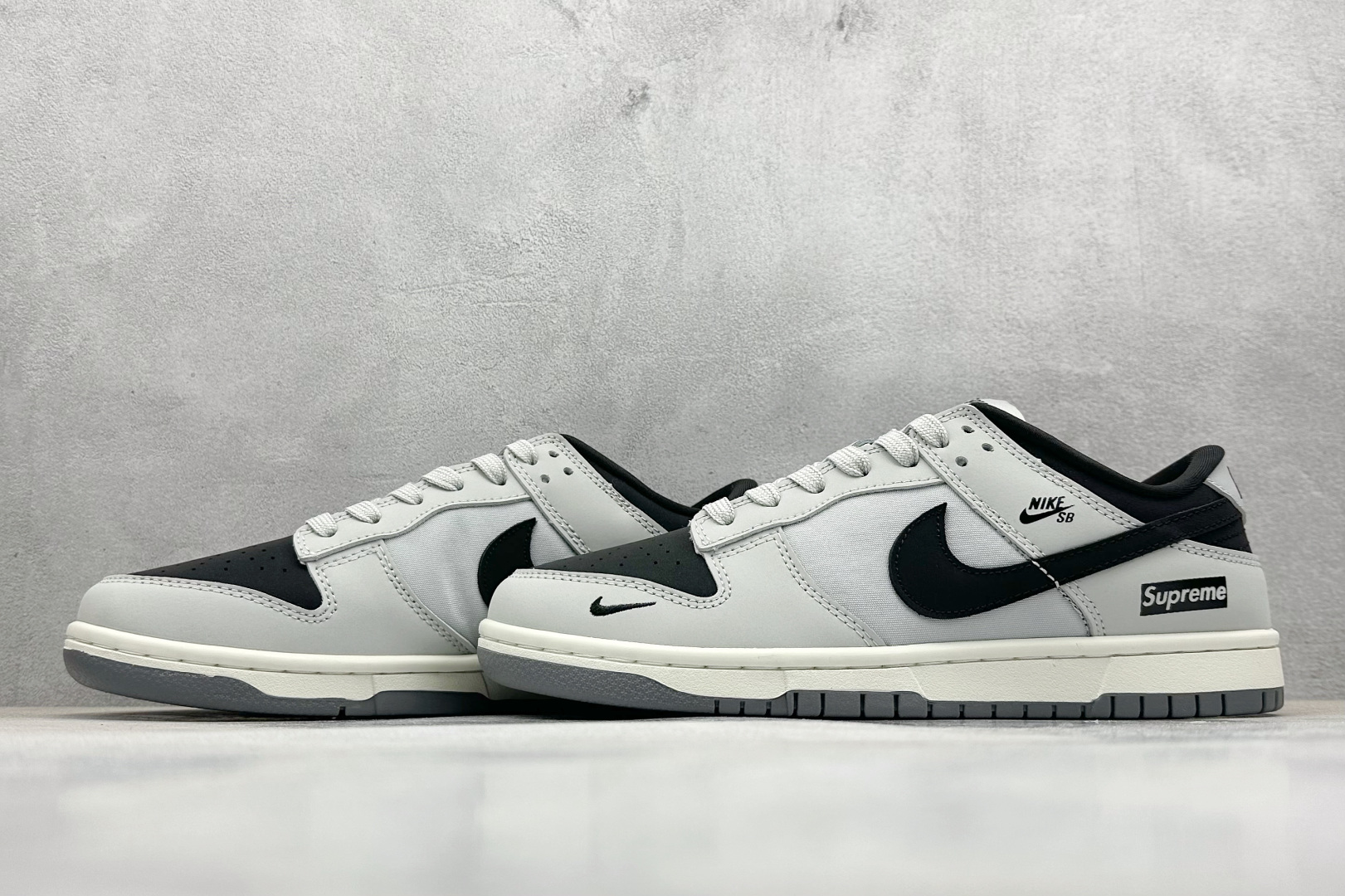  
Nike SB Dunk Low x Supreme 灰黑小钩
纯原大厂出品 极力推荐
原装头层材料
