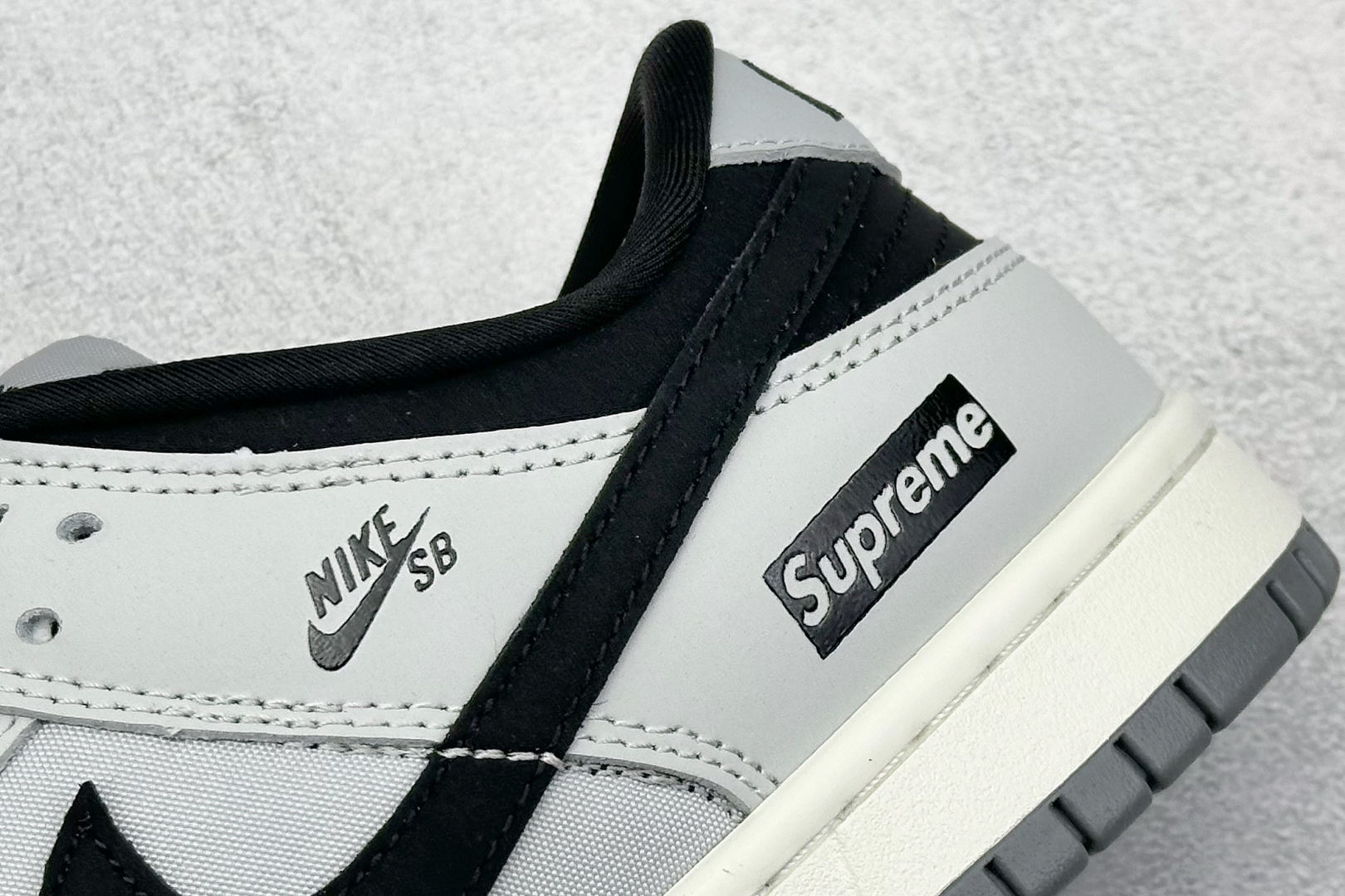  
Nike SB Dunk Low x Supreme 灰黑小钩
纯原大厂出品 极力推荐
原装头层材料