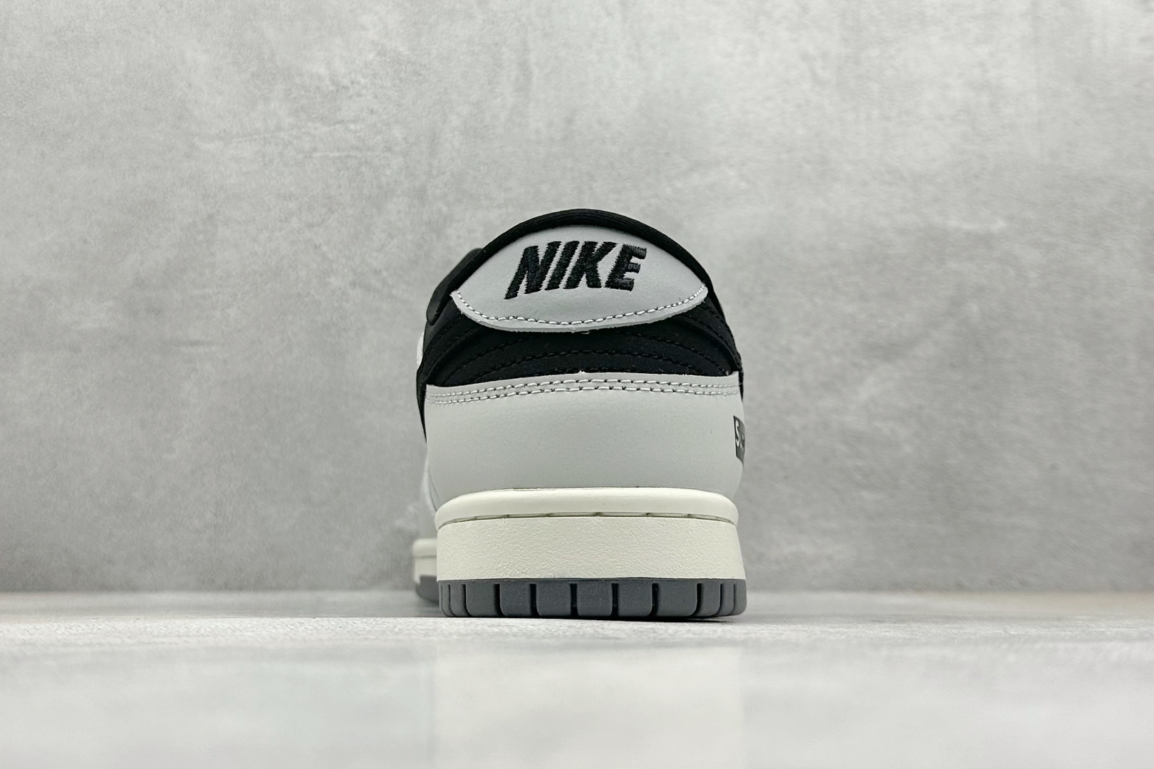  
Nike SB Dunk Low x Supreme 灰黑小钩
纯原大厂出品 极力推荐
原装头层材料