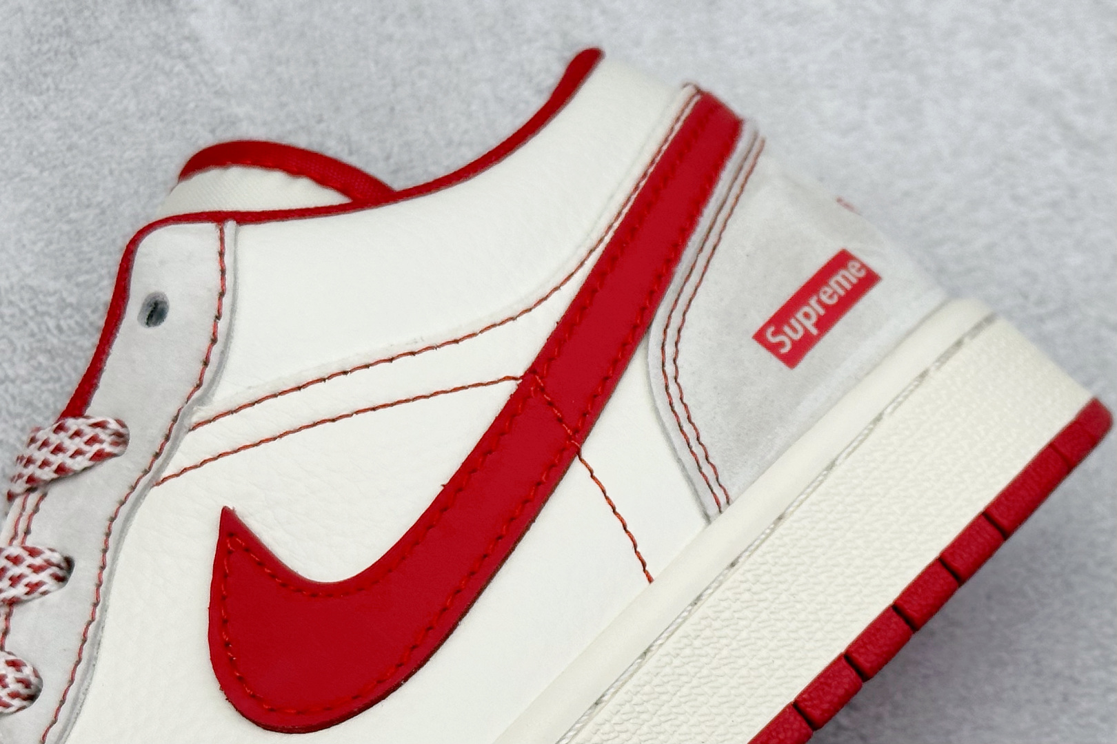  
Air Jordan 1 Retro Low x Supreme 米红小钩
官方同步新色 原装级产物