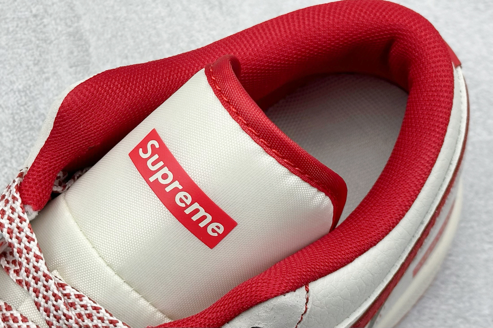  
Air Jordan 1 Retro Low x Supreme 米红小钩
官方同步新色 原装级产物