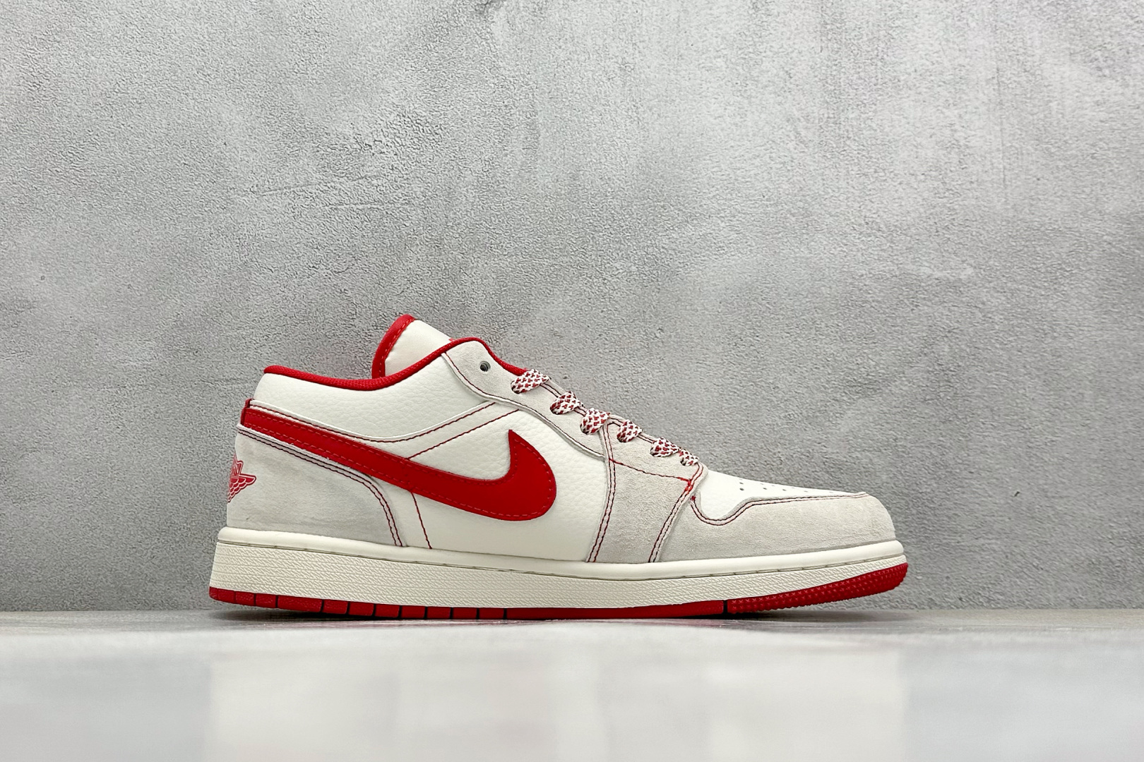  
Air Jordan 1 Retro Low x Supreme 米红小钩
官方同步新色 原装级产物