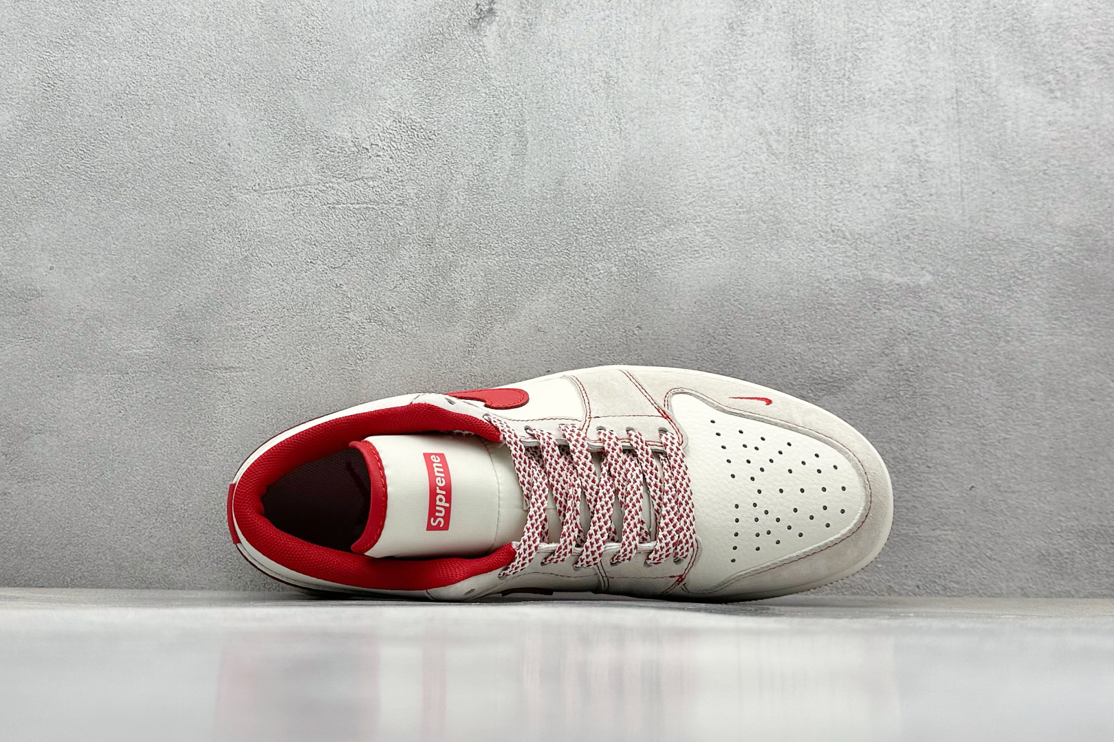  
Air Jordan 1 Retro Low x Supreme 米红小钩
官方同步新色 原装级产物