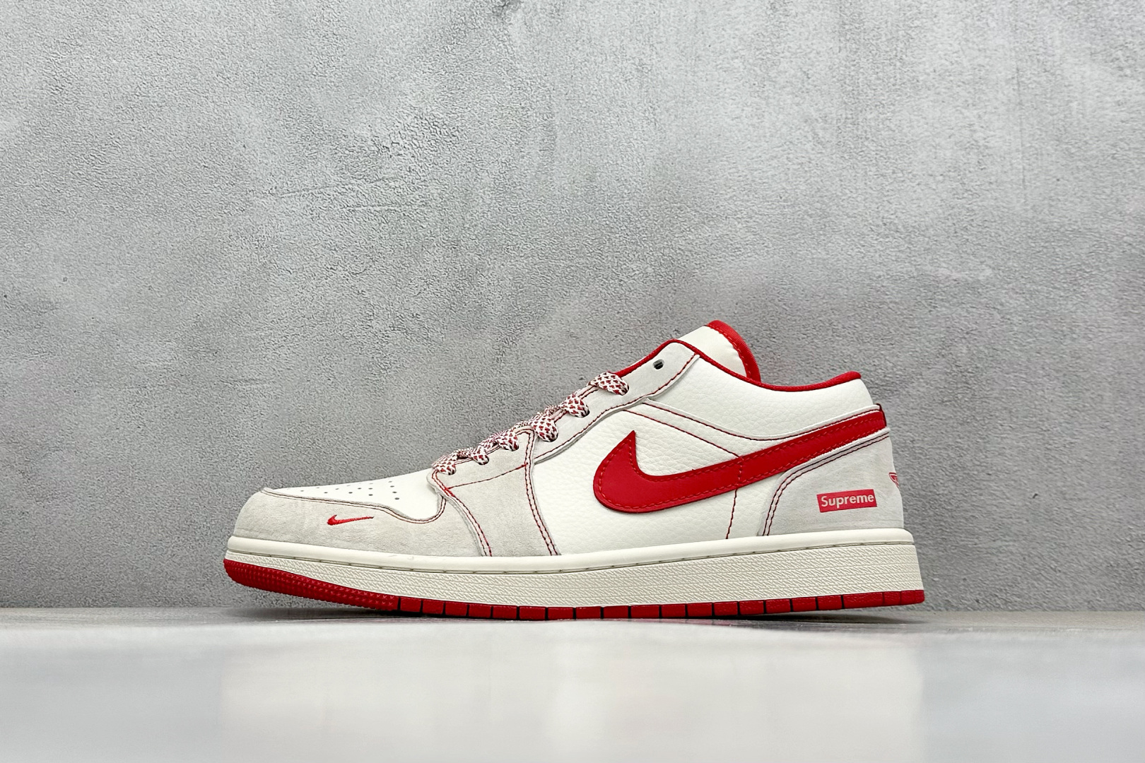  
Air Jordan 1 Retro Low x Supreme 米红小钩
官方同步新色 原装级产物