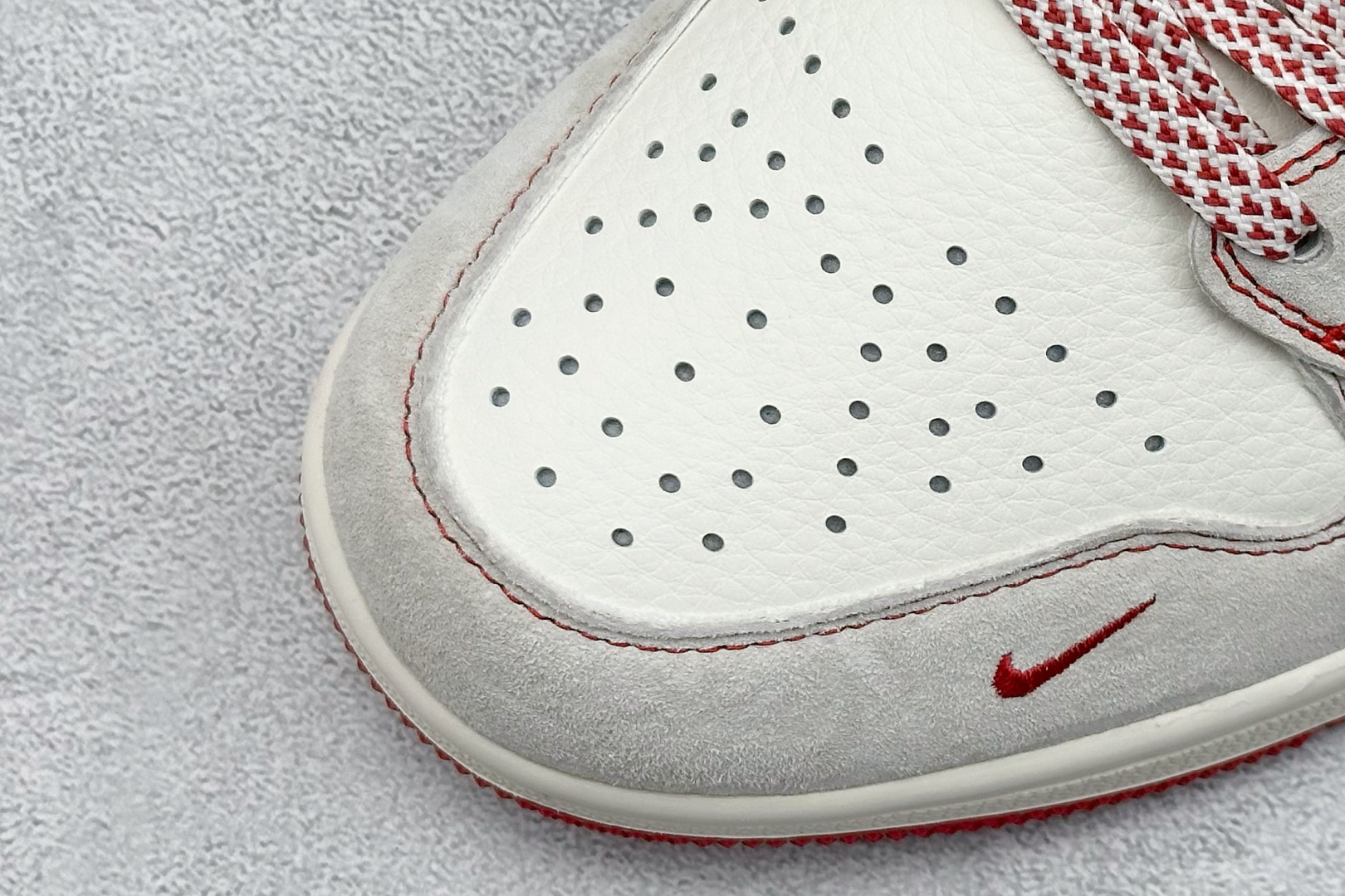  
Air Jordan 1 Retro Low x Supreme 米红小钩
官方同步新色 原装级产物