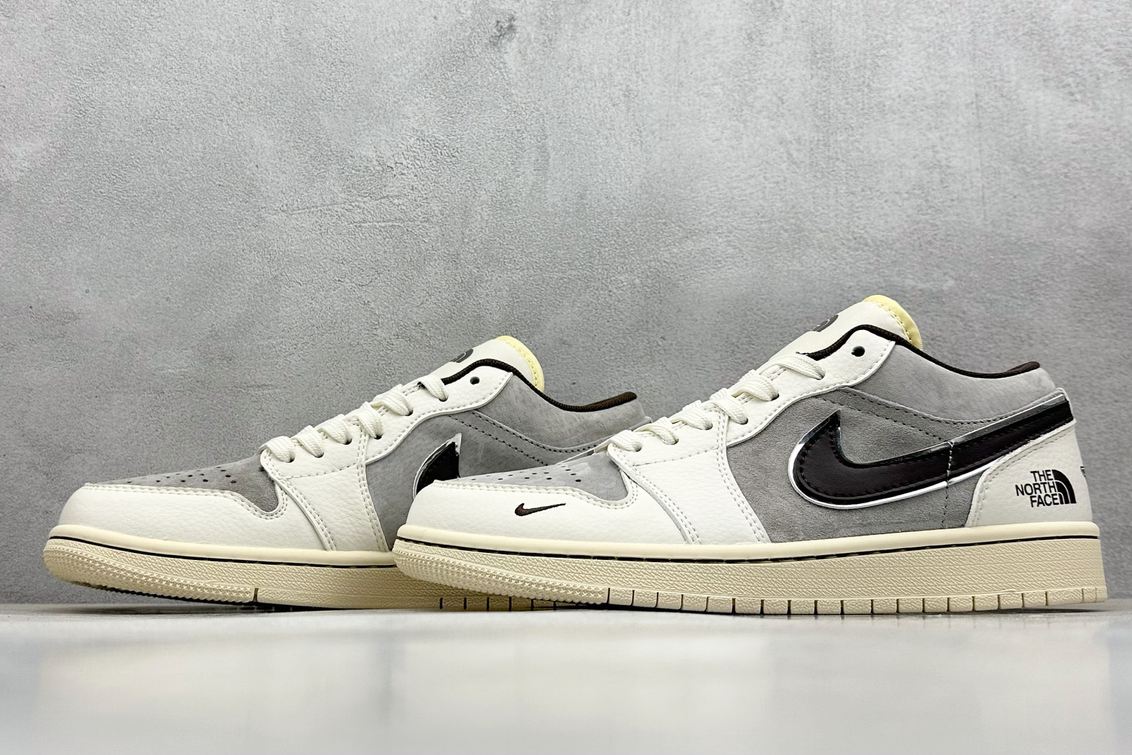  
Air Jordan 1 Retro Low x The North Face 米棕小钩
官方同步新