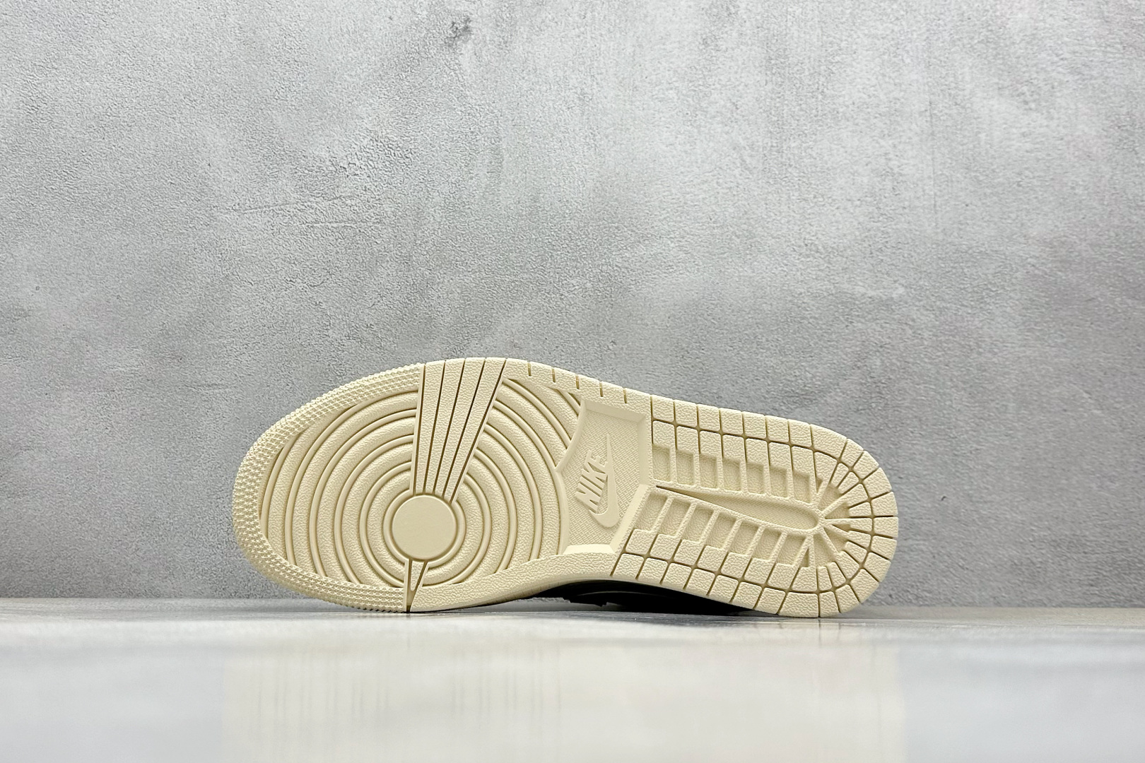  
Air Jordan 1 Retro Low x The North Face 米棕小钩
官方同步新