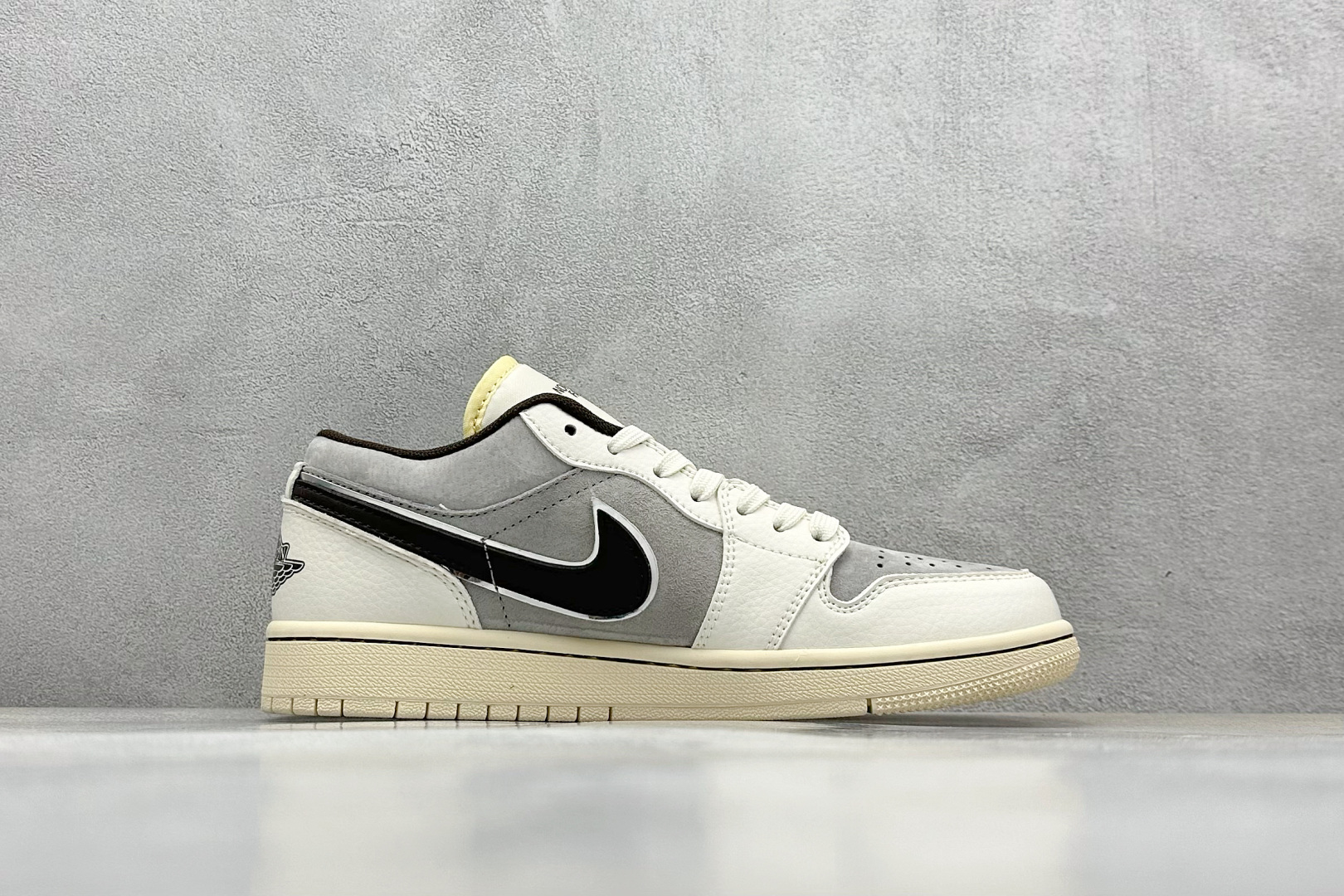  
Air Jordan 1 Retro Low x The North Face 米棕小钩
官方同步新