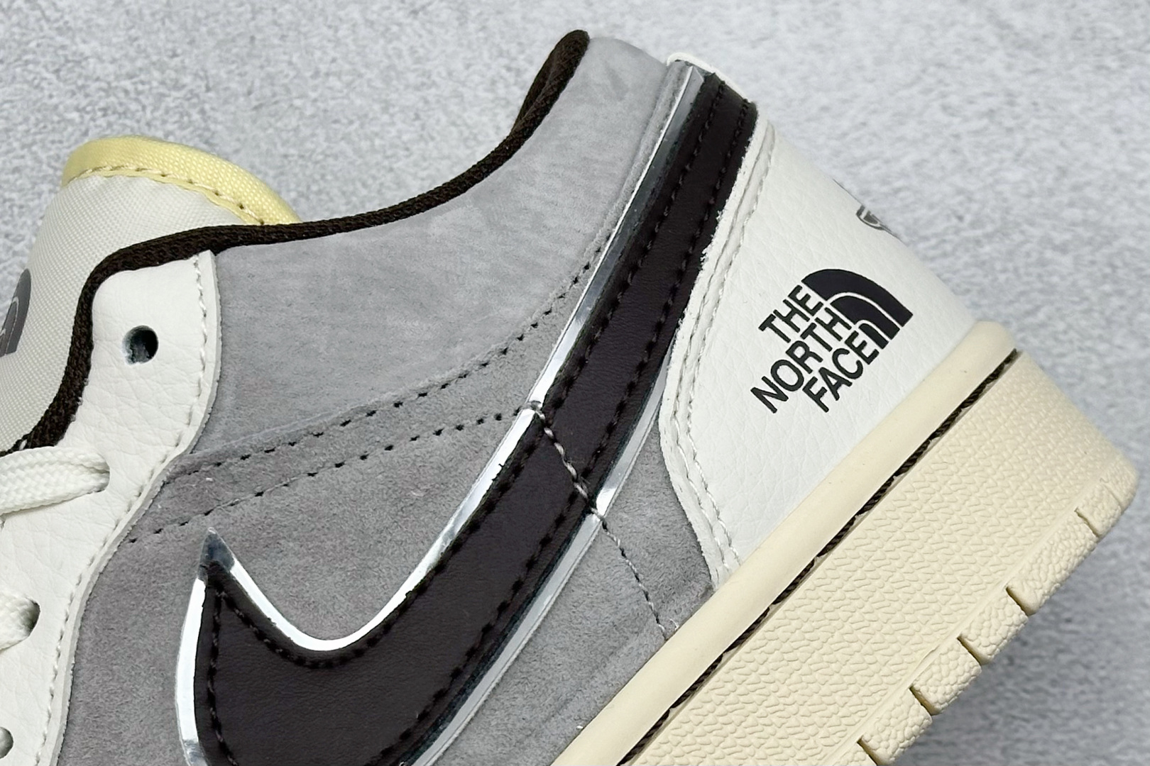  
Air Jordan 1 Retro Low x The North Face 米棕小钩
官方同步新