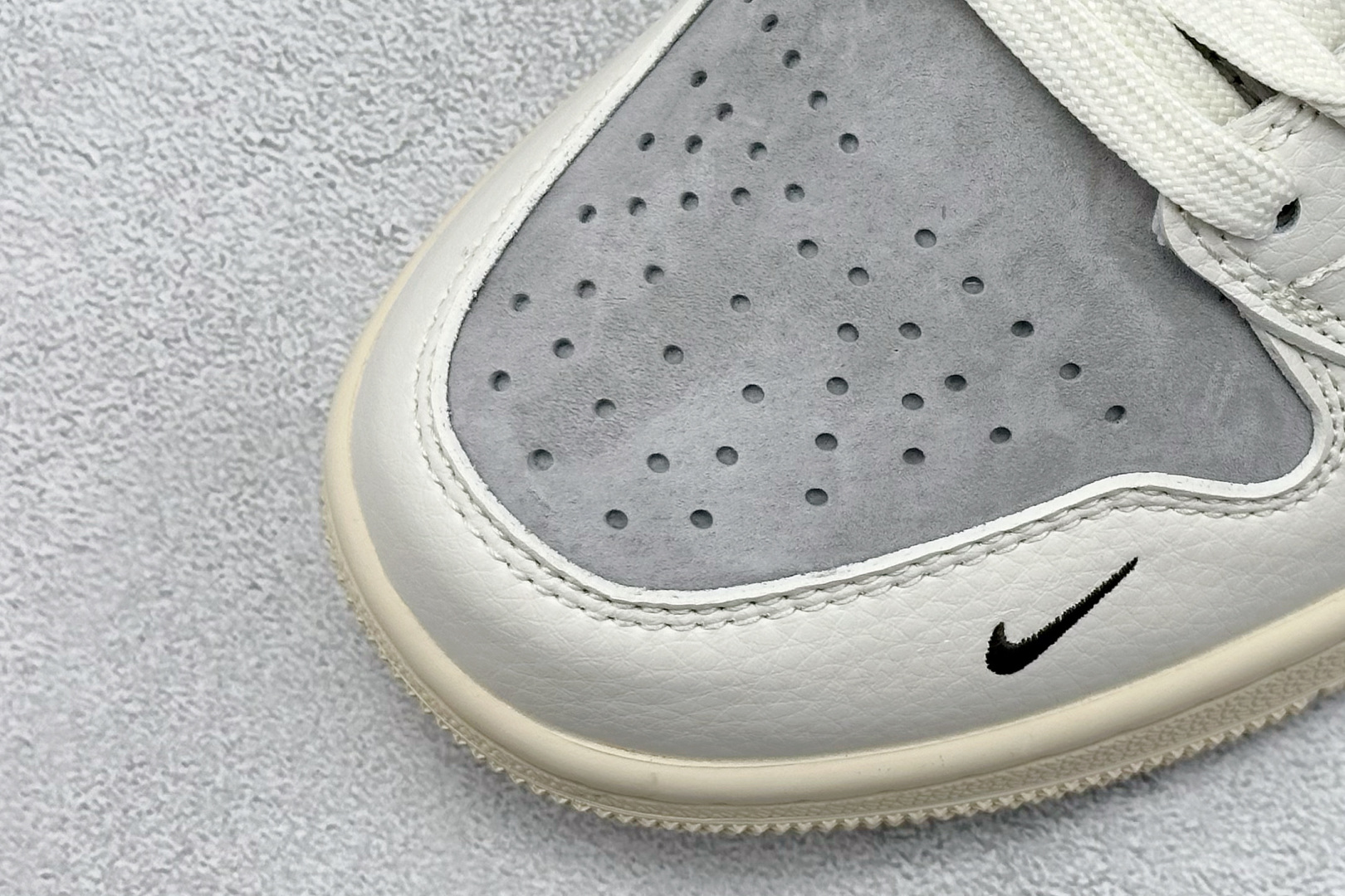  
Air Jordan 1 Retro Low x The North Face 米棕小钩
官方同步新
