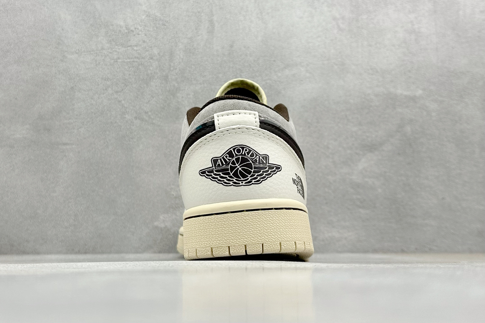  
Air Jordan 1 Retro Low x The North Face 米棕小钩
官方同步新