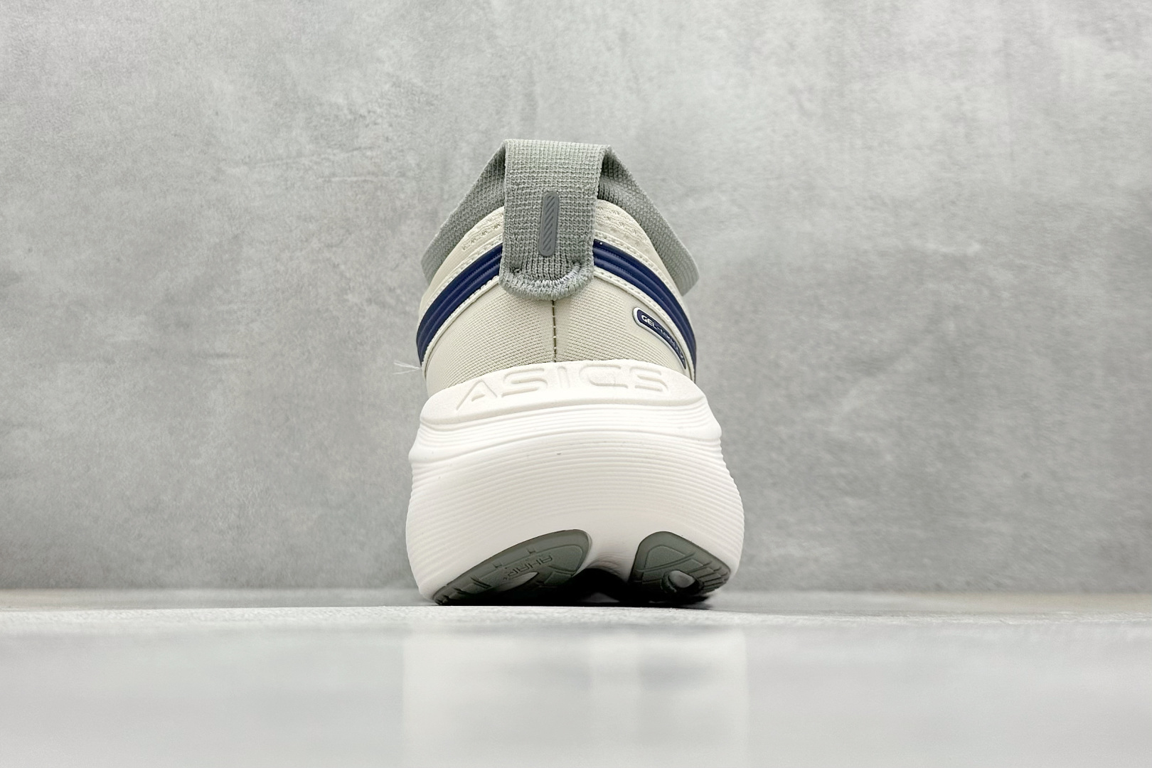  
Asics Gel-Nimbus 27 亚瑟士复古透气休闲鞋缓震男子耐磨跑步鞋 


尺码：36-