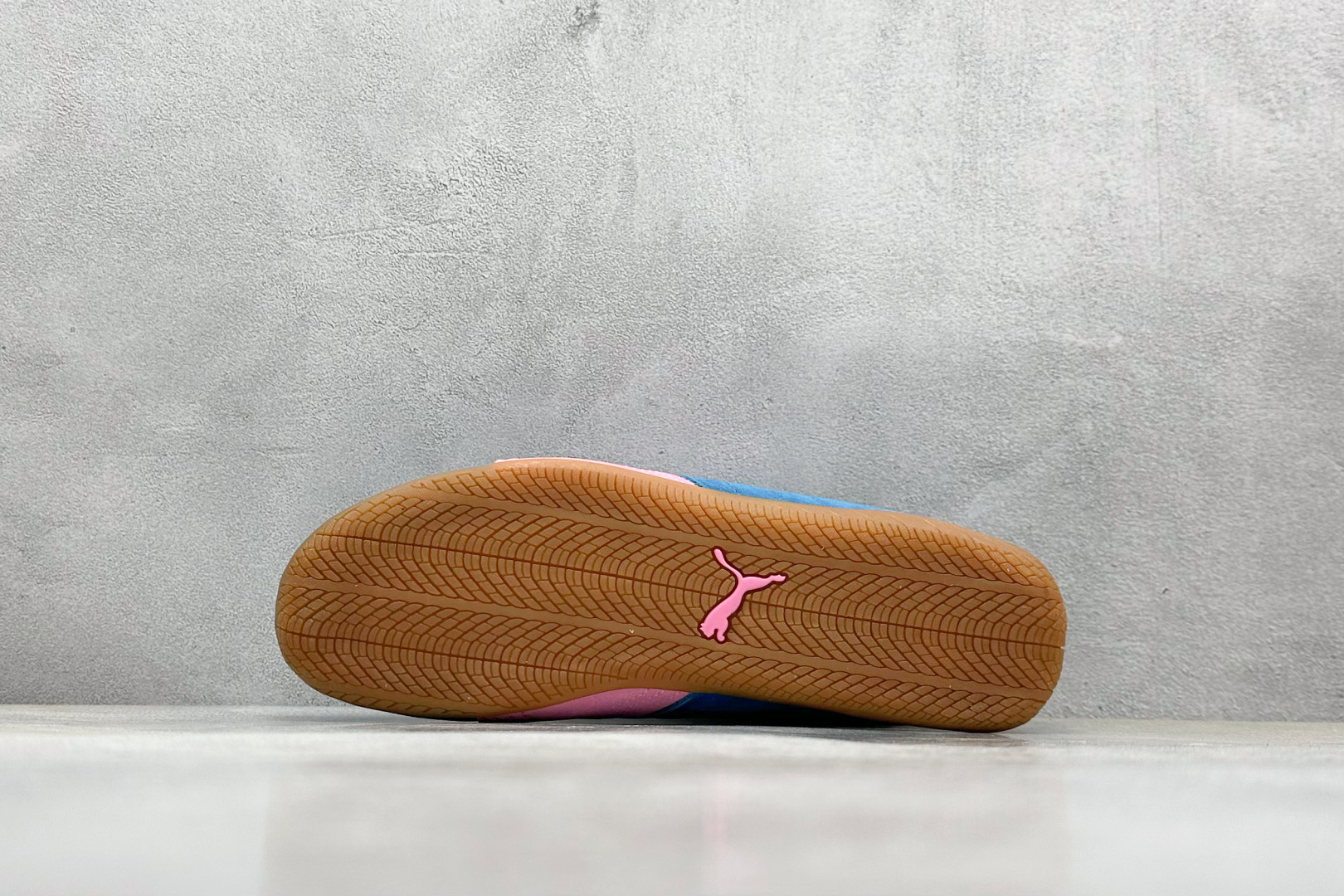 终端放店
Xs版 Puma Palermo OG  防滑耐磨低帮德训板鞋
孔眼底座和脚趾凸起由绒面革材