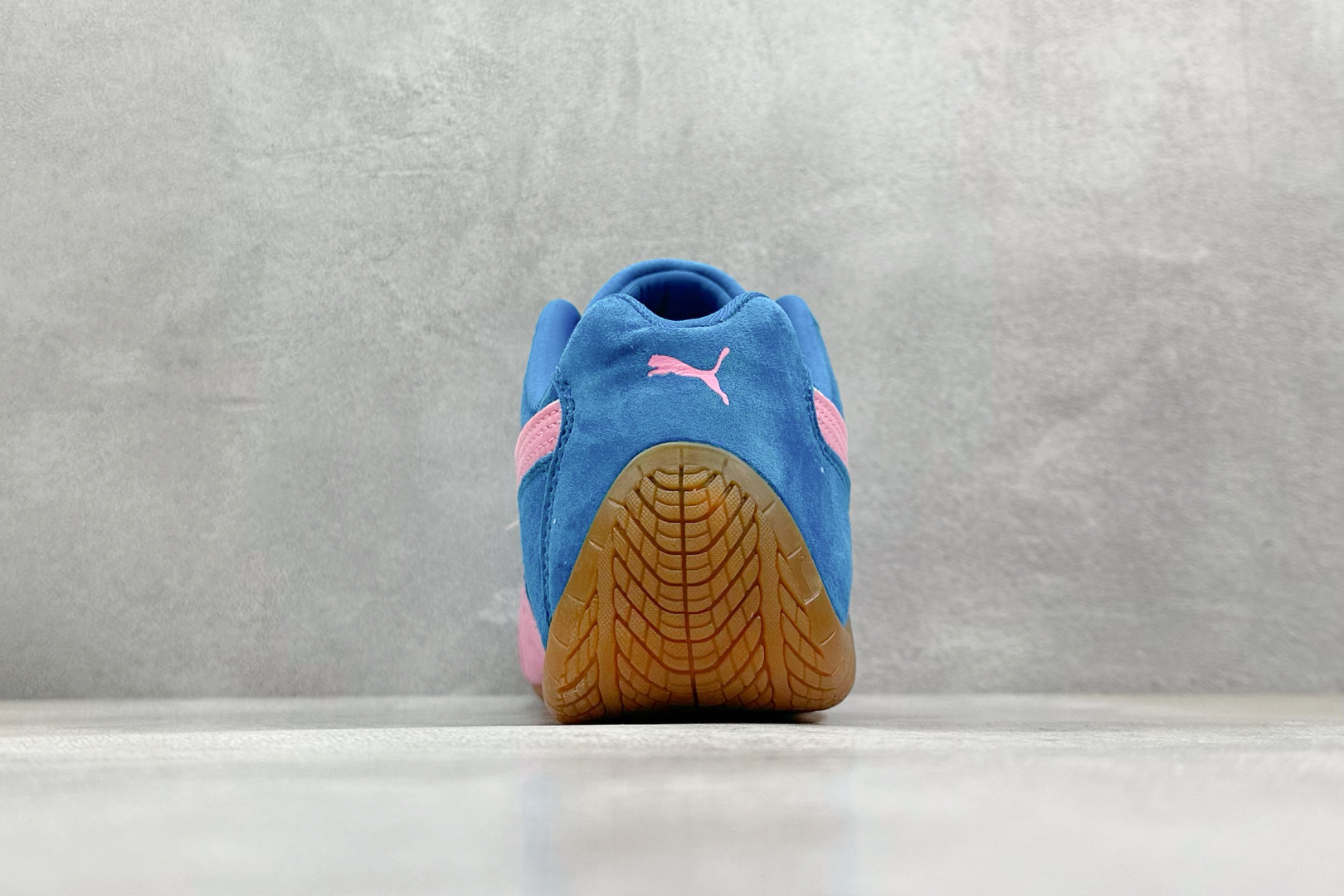  终端放店
Xs版 Puma Palermo OG  防滑耐磨低帮德训板鞋
孔眼底座和脚趾凸起由绒面革材