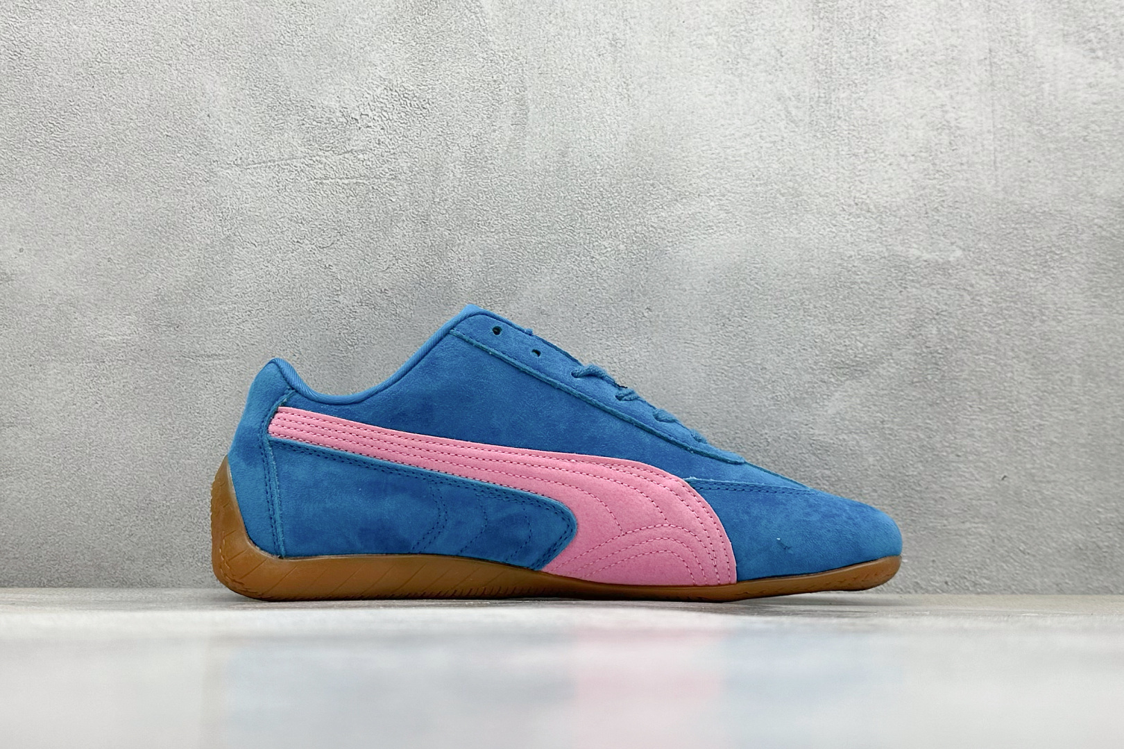  终端放店
Xs版 Puma Palermo OG  防滑耐磨低帮德训板鞋
孔眼底座和脚趾凸起由绒面革材