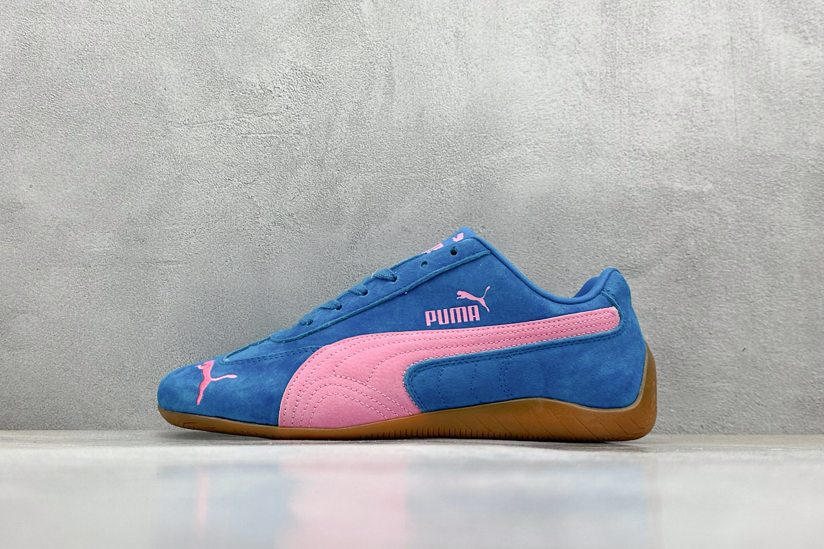  终端放店
Xs版 Puma Palermo OG  防滑耐磨低帮德训板鞋
孔眼底座和脚趾凸起由绒面革材