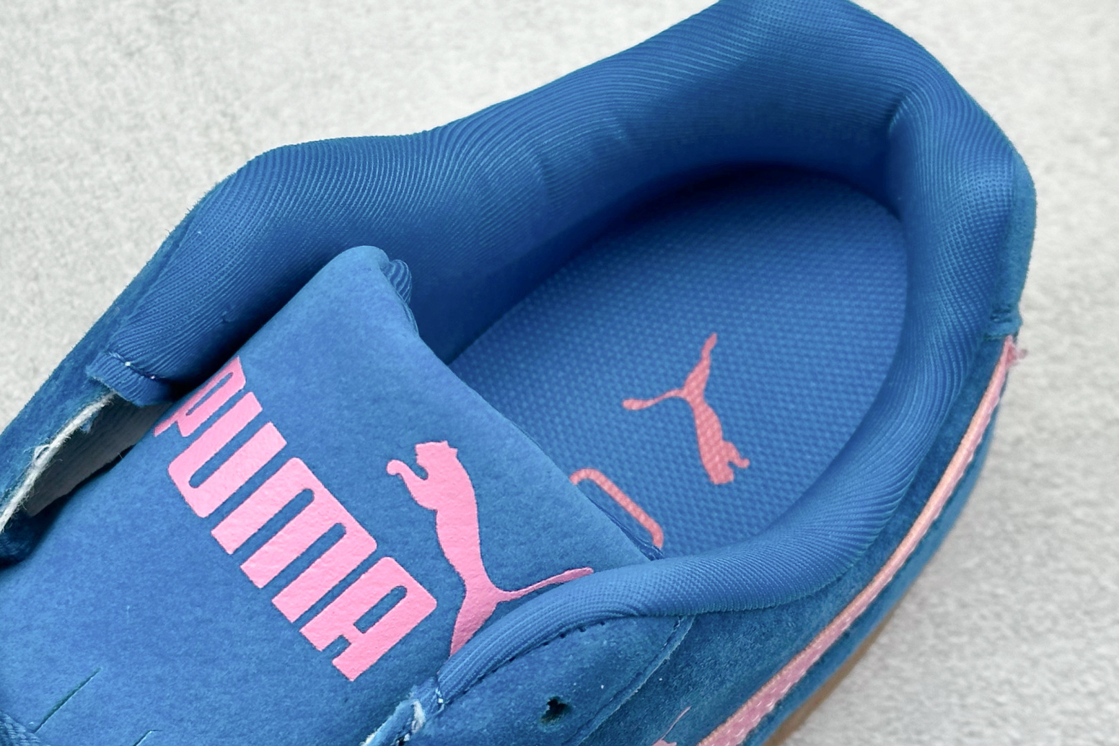  终端放店
Xs版 Puma Palermo OG  防滑耐磨低帮德训板鞋
孔眼底座和脚趾凸起由绒面革材