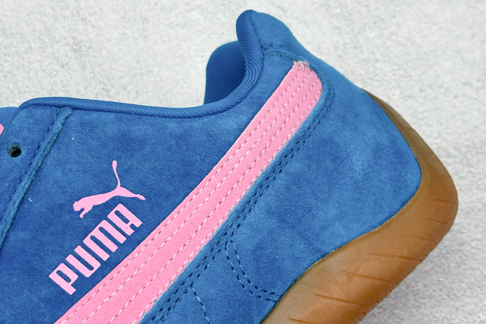  终端放店
Xs版 Puma Palermo OG  防滑耐磨低帮德训板鞋
孔眼底座和脚趾凸起由绒面革材