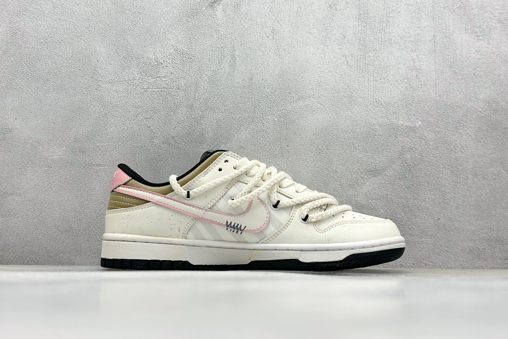  终端放店
FS版 Nike SB Dunk Low 粉色跃动
纯原大厂出品 极力推荐
原装头层材料 独