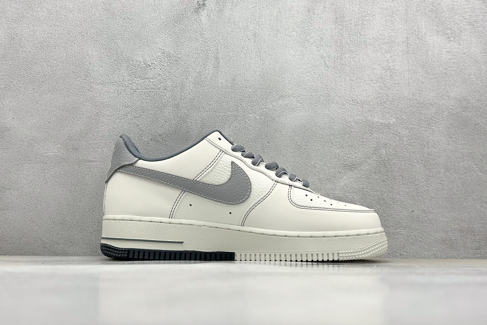  终端放店
SC版 Nike Air Force 1 Low 07 白灰小钩
原楦头原纸板 打造纯正低帮
