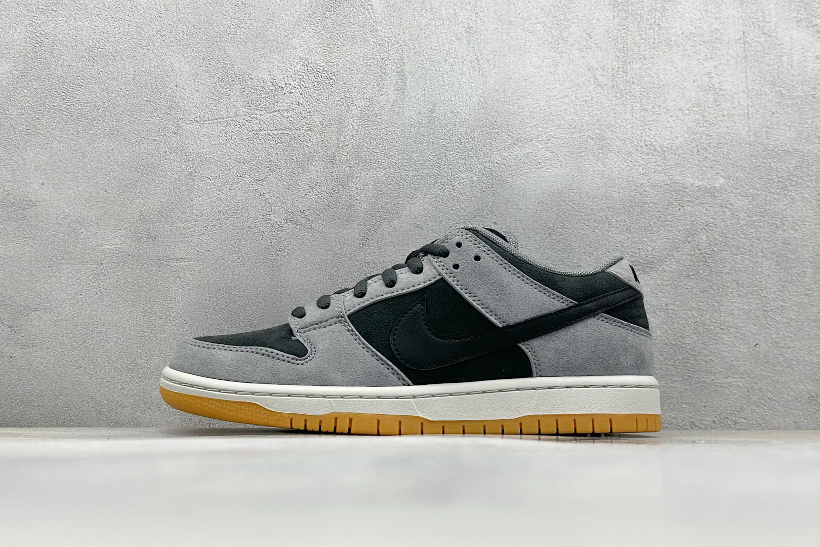  终端放店
YH版 Nike Dunk SB Low 灰生胶 
纯原大厂出品 极力推荐 
原装头层材料 