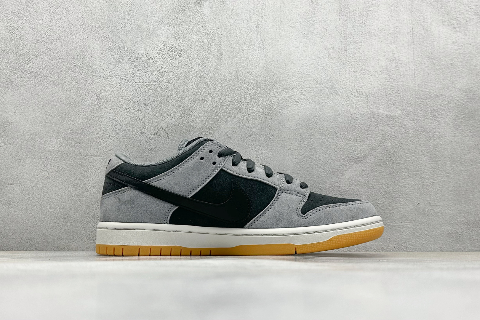  终端放店
YH版 Nike Dunk SB Low 灰生胶 
纯原大厂出品 极力推荐 
原装头层材料 