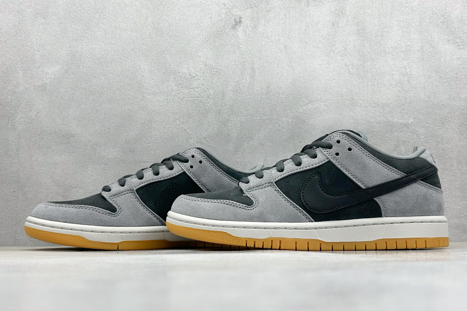 终端放店
YH版 Nike Dunk SB Low 灰生胶 
纯原大厂出品 极力推荐 
原装头层材料 