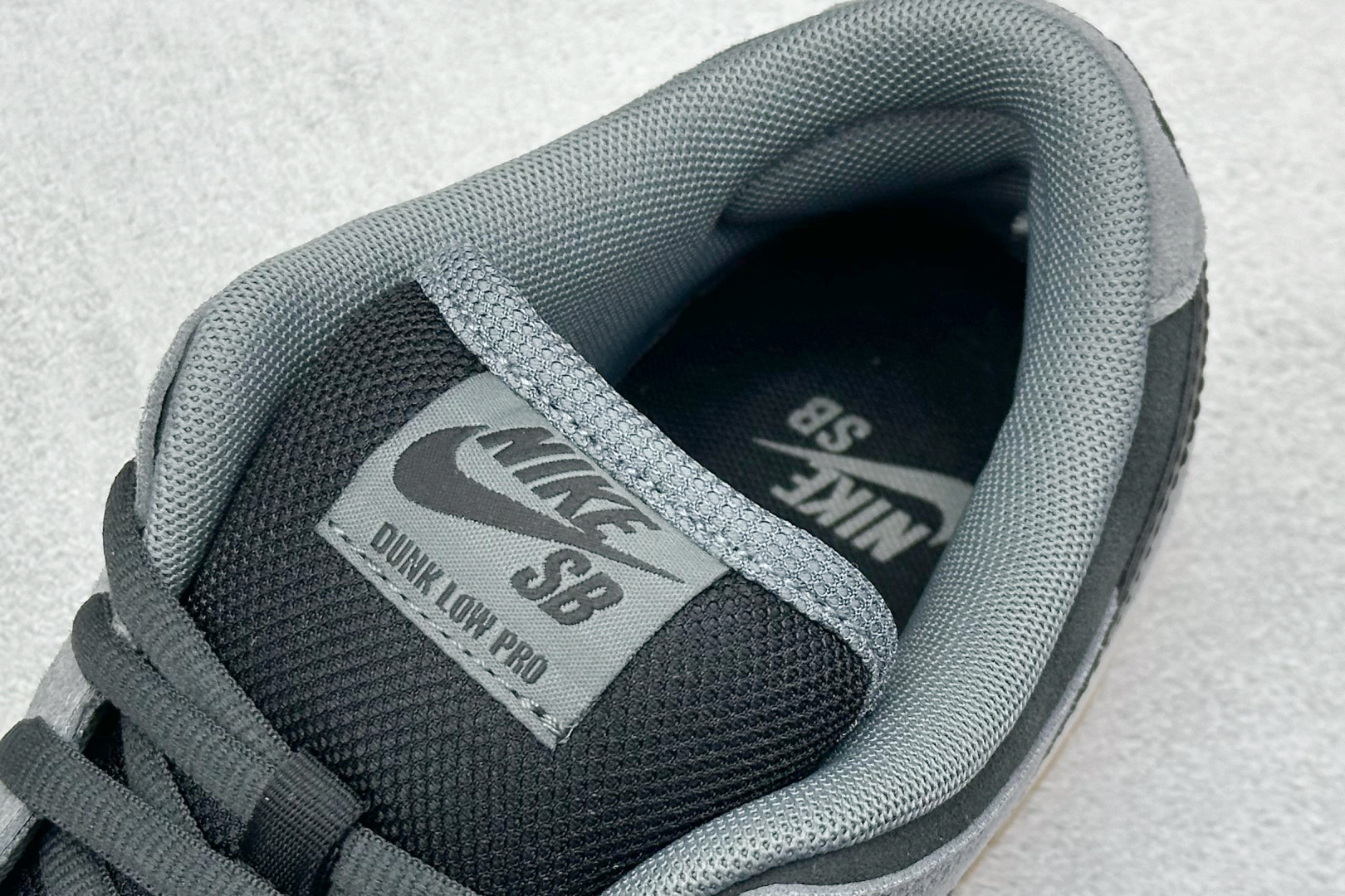  终端放店
YH版 Nike Dunk SB Low 灰生胶 
纯原大厂出品 极力推荐 
原装头层材料 