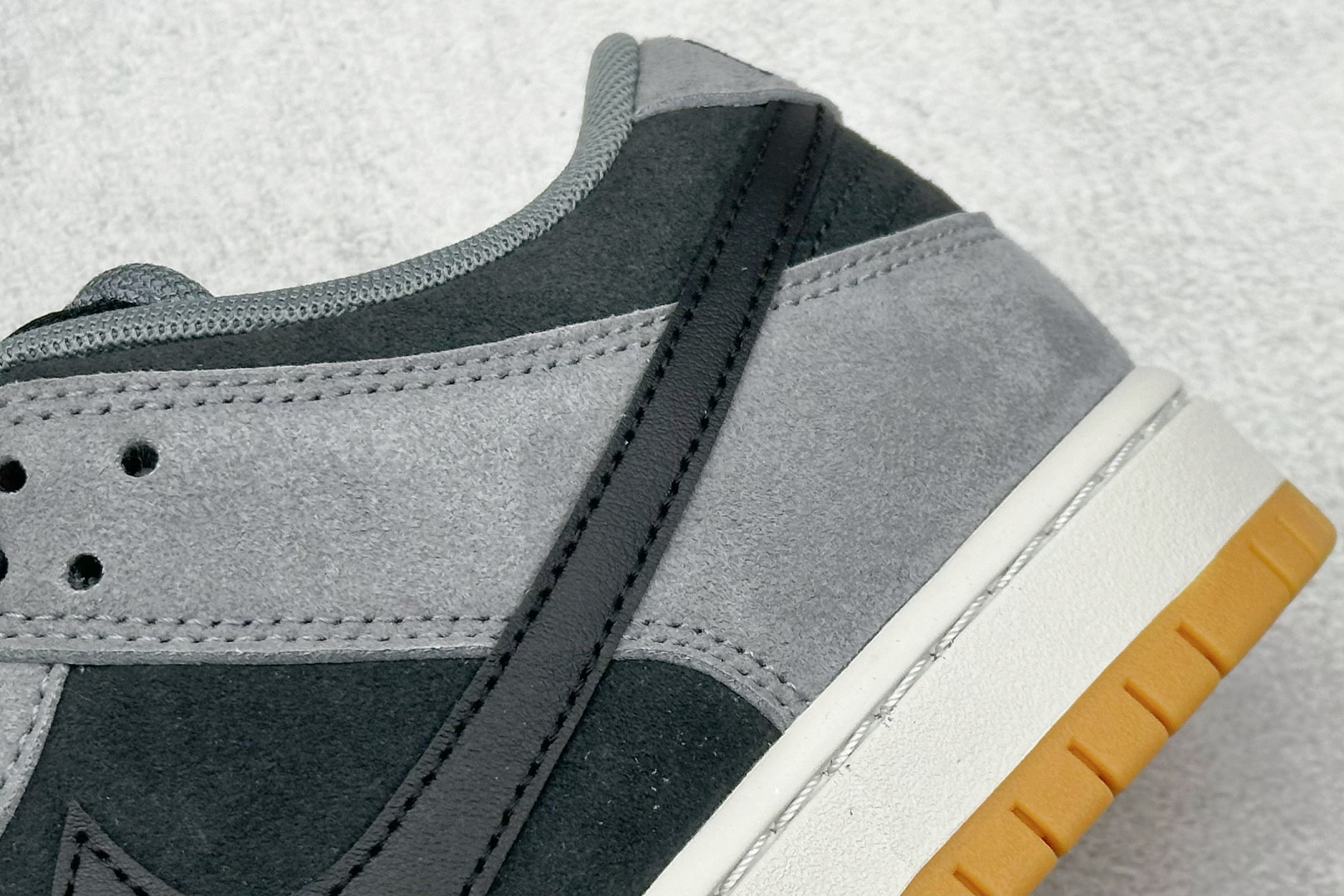  终端放店
YH版 Nike Dunk SB Low 灰生胶 
纯原大厂出品 极力推荐 
原装头层材料 
