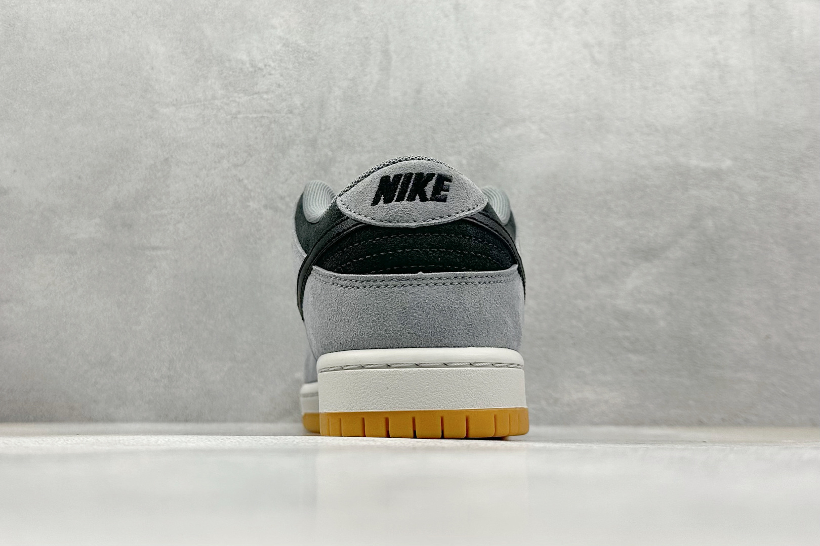  终端放店
YH版 Nike Dunk SB Low 灰生胶 
纯原大厂出品 极力推荐 
原装头层材料 