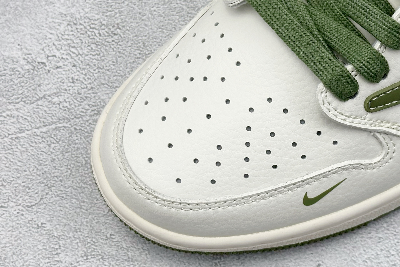 💰265 工厂直销 新毒GET版本
【乔1】
XC版 Travis Scott x Nike Air Jordan 1 Low x Supreme 白绿
Air Jordan 1 Low 反转白绿小钩倒钩 纯原版本
全鞋采用原装头层皮,用料扎实 精雕细琢
鞋型极致还原 飞翼3D打印改良 深度立体
四线中底拉帮皮料选材 钢印 背胶一应俱全 全新批次 原装原模大底全鞋原厂定制皮料,手感细腻正确折边工艺 完美细节诠释
官方货号:XZ1168 002
Size:36 36.5 37.5 38 38.5 39 40 40.5 41 42 42.5 43 44 44.5 45
编码:32