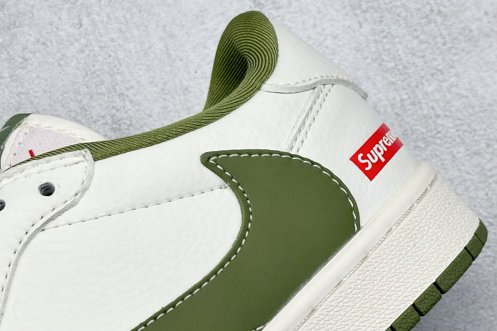 💰265 工厂直销 新毒GET版本
【乔1】
XC版 Travis Scott x Nike Air Jordan 1 Low x Supreme 白绿
Air Jordan 1 Low 反转白绿小钩倒钩 纯原版本
全鞋采用原装头层皮,用料扎实 精雕细琢
鞋型极致还原 飞翼3D打印改良 深度立体
四线中底拉帮皮料选材 钢印 背胶一应俱全 全新批次 原装原模大底全鞋原厂定制皮料,手感细腻正确折边工艺 完美细节诠释
官方货号:XZ1168 002
Size:36 36.5 37.5 38 38.5 39 40 40.5 41 42 42.5 43 44 44.5 45
编码:32