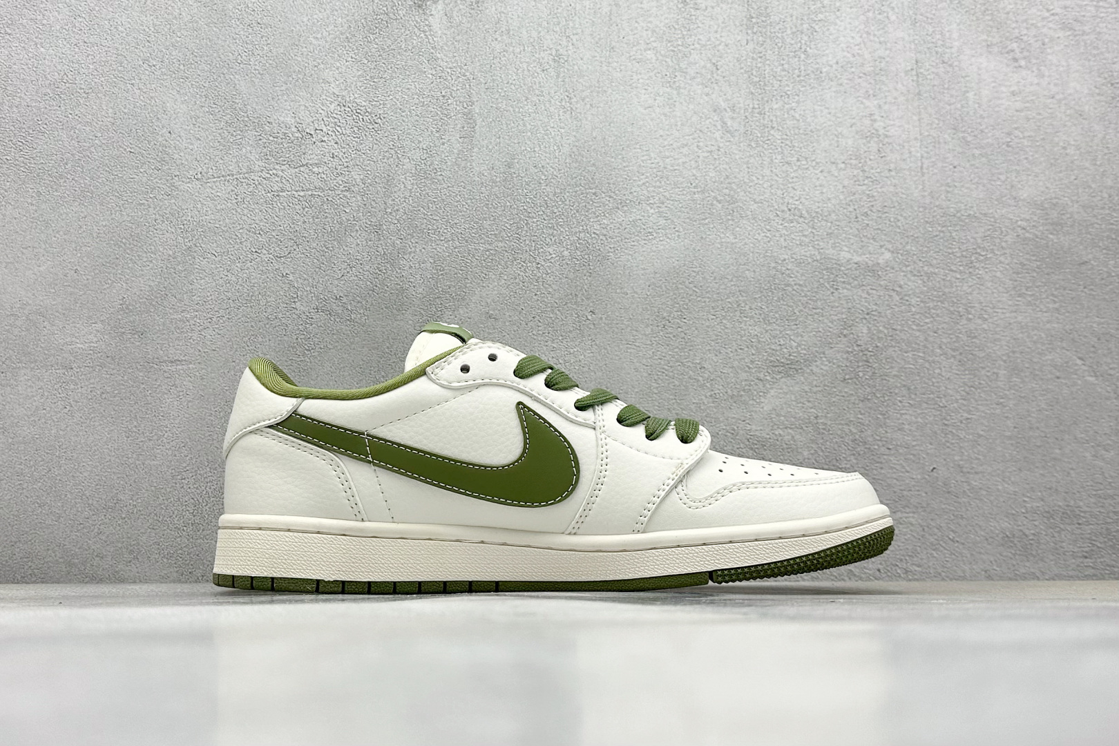 💰265 工厂直销 新毒GET版本
【乔1】
XC版 Travis Scott x Nike Air Jordan 1 Low x Supreme 白绿
Air Jordan 1 Low 反转白绿小钩倒钩 纯原版本
全鞋采用原装头层皮,用料扎实 精雕细琢
鞋型极致还原 飞翼3D打印改良 深度立体
四线中底拉帮皮料选材 钢印 背胶一应俱全 全新批次 原装原模大底全鞋原厂定制皮料,手感细腻正确折边工艺 完美细节诠释
官方货号:XZ1168 002
Size:36 36.5 37.5 38 38.5 39 40 40.5 41 42 42.5 43 44 44.5 45
编码:32
